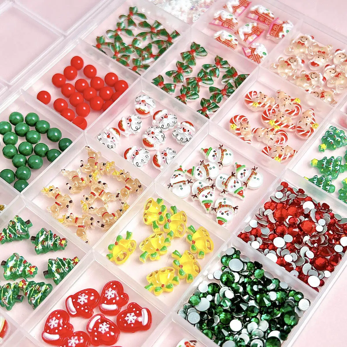 1箱のかわいい漫画風樹脂製クリスマスシリーズネイルチャーム、サンタクロース、雪だるま、リボン、ラインストーンネイルアートデコレーション、マニキュアDIY用