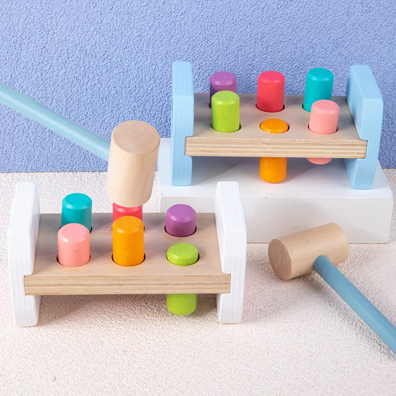 Le jouet de frappe coloré en bois comprend des chevilles colorées assorties et un marteau en bois Les enfants ont un marteau explosif