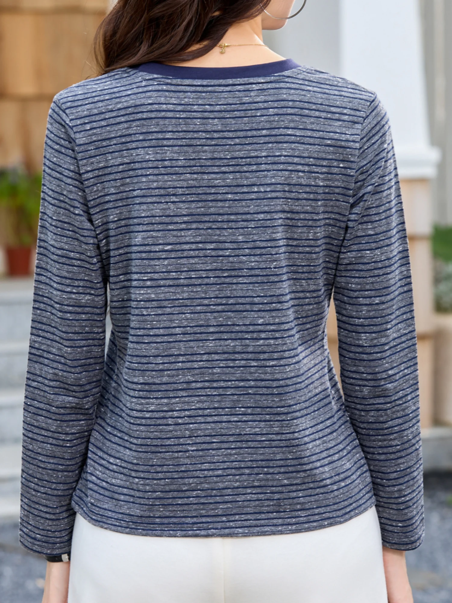 Das Streifenmuster hat ein starkes Layering-Effekt und die horizontalen Streifen sind lebendig und niedlich, was Ihnen hilft, sie mühelos zu kombinieren. – Detail 2