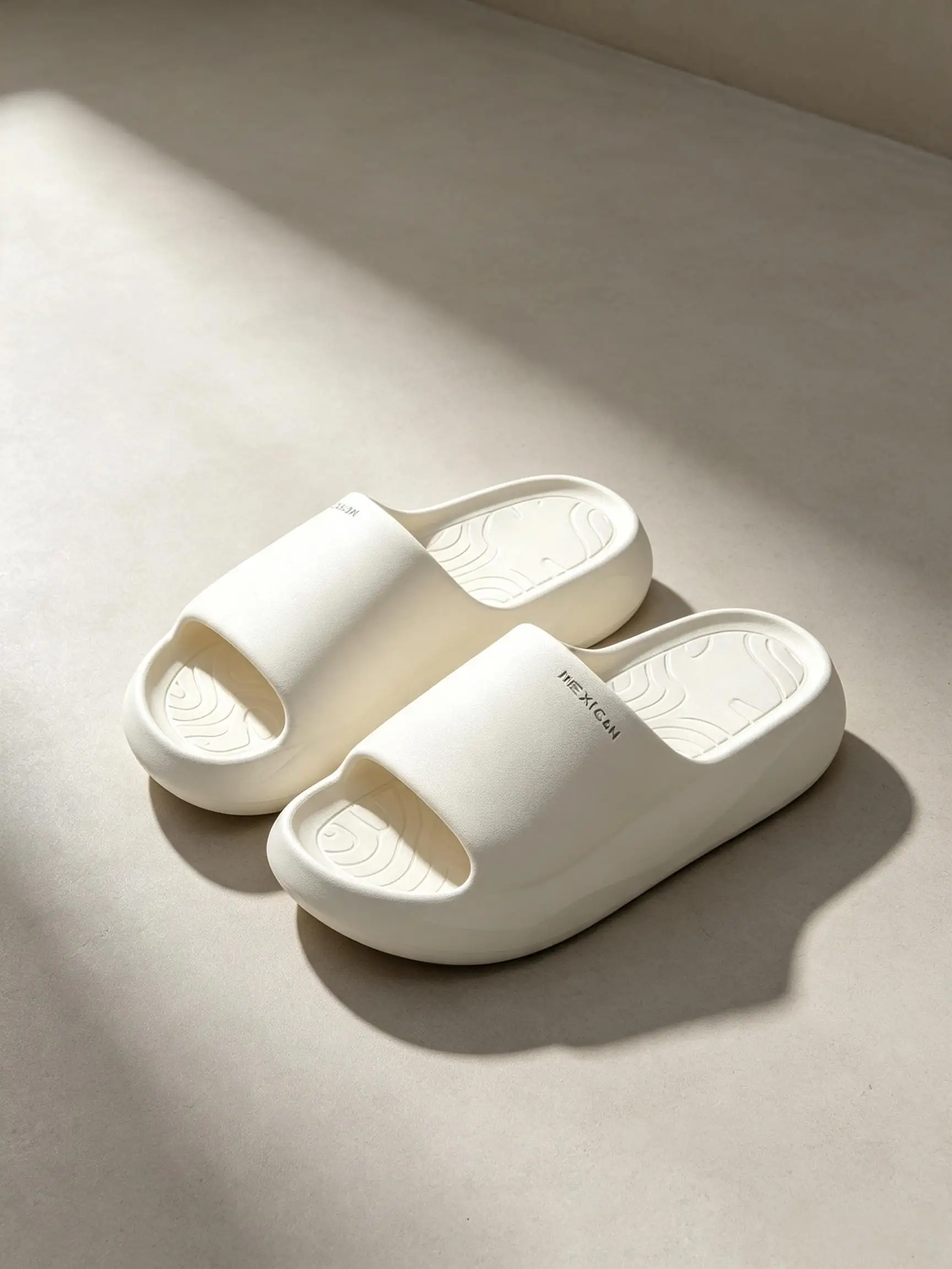 Herren EVA-Slipper in Uni-Farben, geometrische, dicke Plateausohle, weiches Cloud-Feeling, rutschfest, offene Zehenpartie, lässige Slides für drinnen und draußen – Detail 8