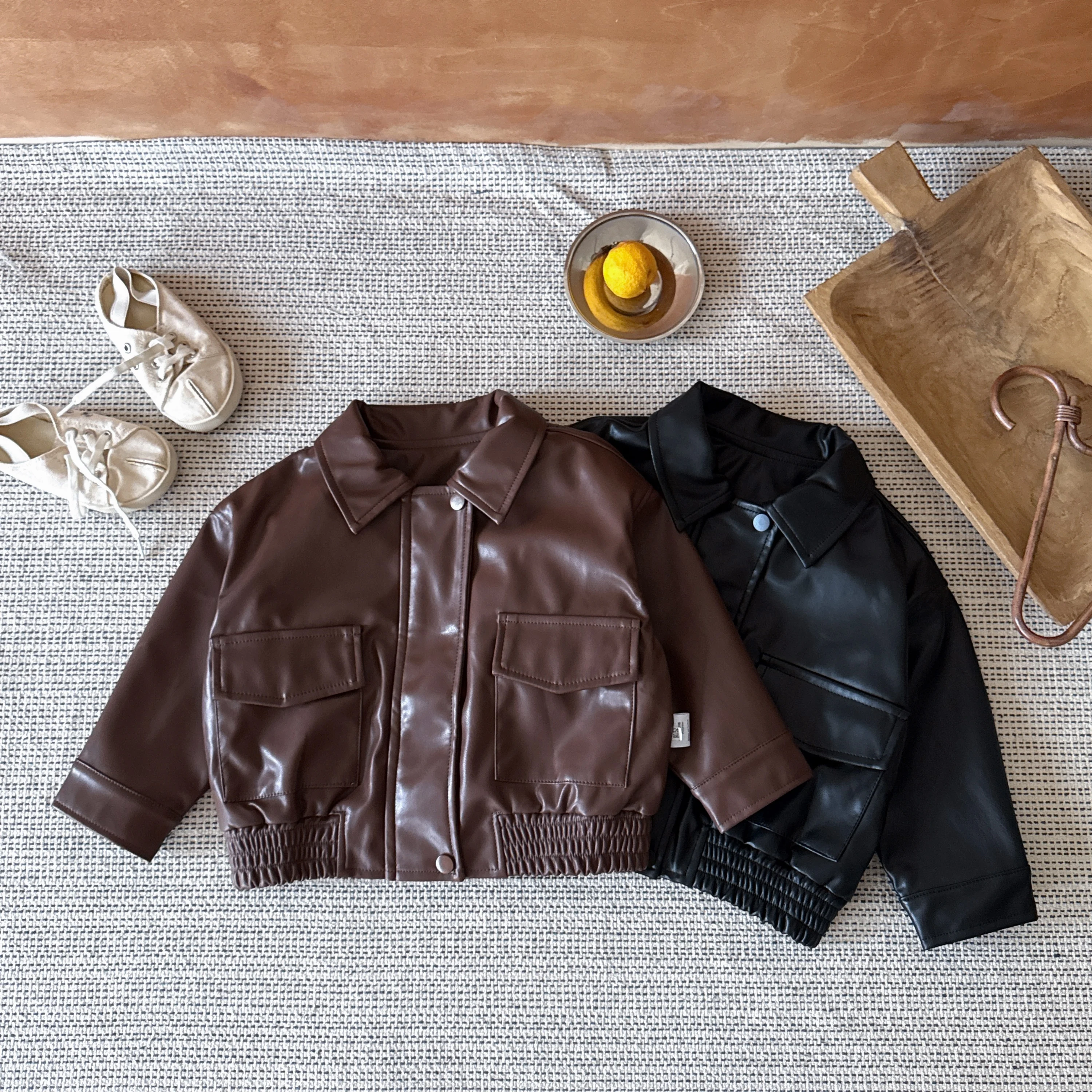 

﻿ Новое поступление осени и зимы, одежда для малышей и малышей, кожаная куртка с расклешенным воротником для девочек 2–4 лет