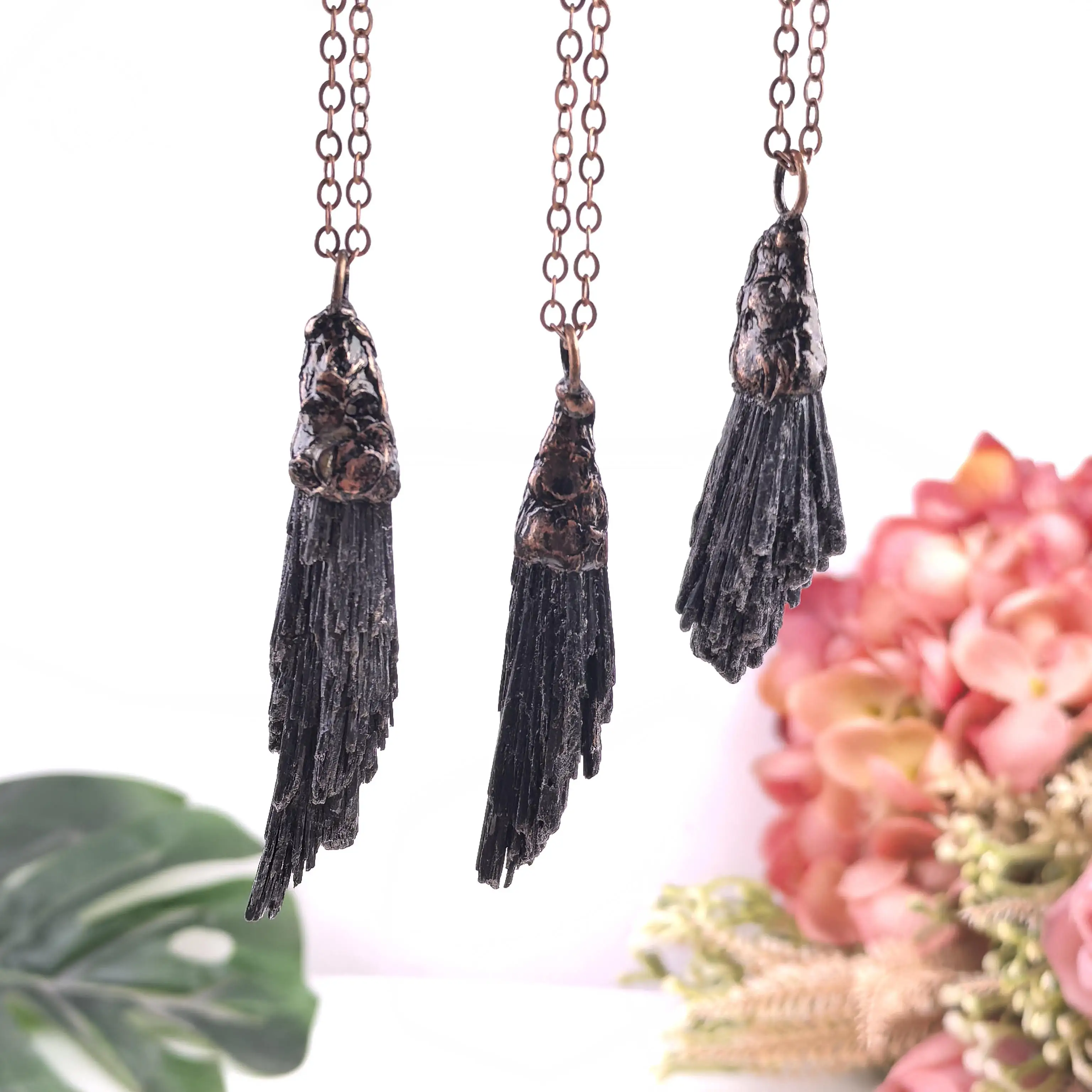 

Raw Black Tourmaline Antique Brass Pendants Necklace,Natural Stone Slice Nugget Charms Chains Fashion Boho Retro Jewelry,QC3432