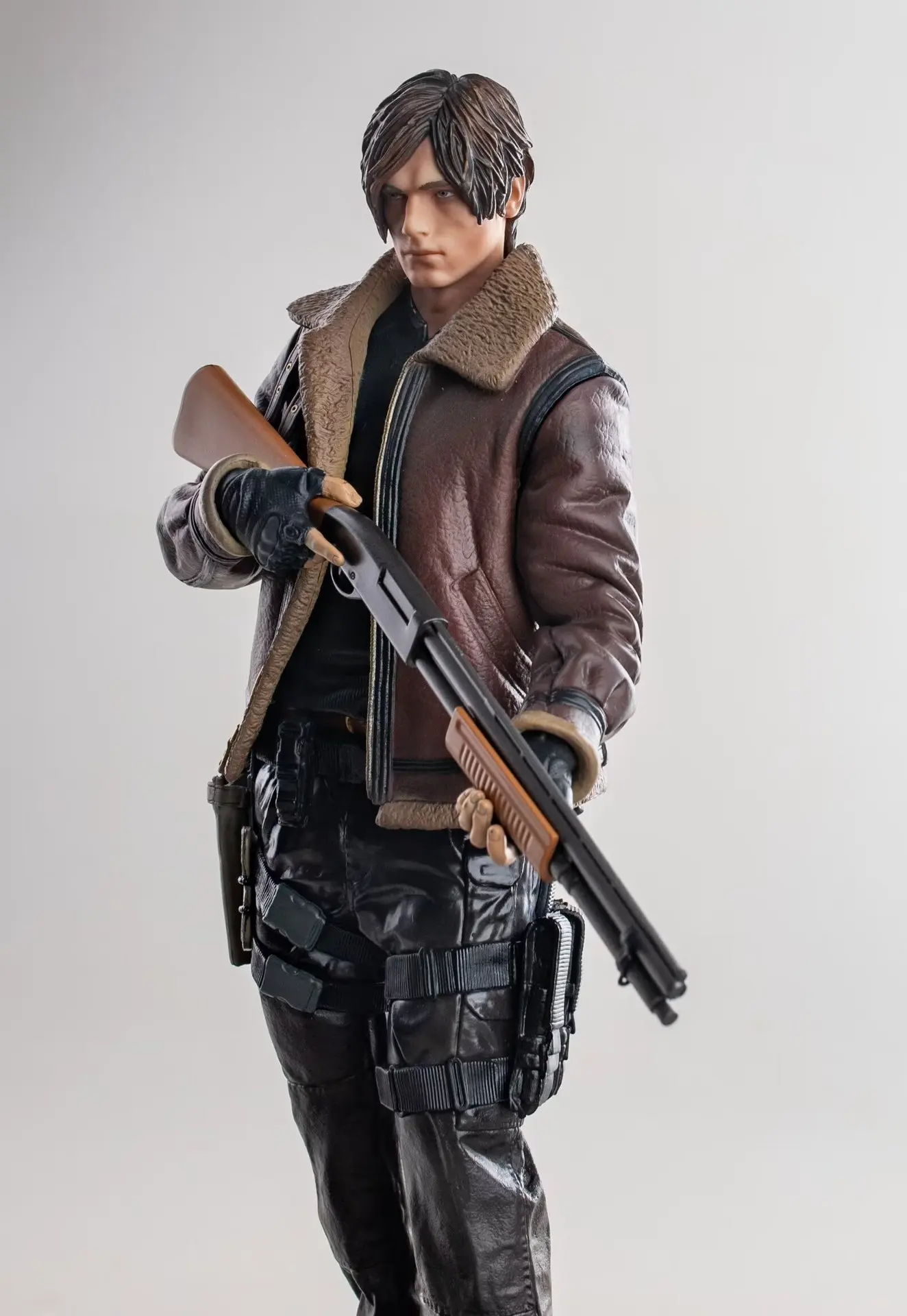 Wysokiej jakości gra Biohazard EVIL postać Leon Scott Kennedy zabawki figurki akcji 33cm