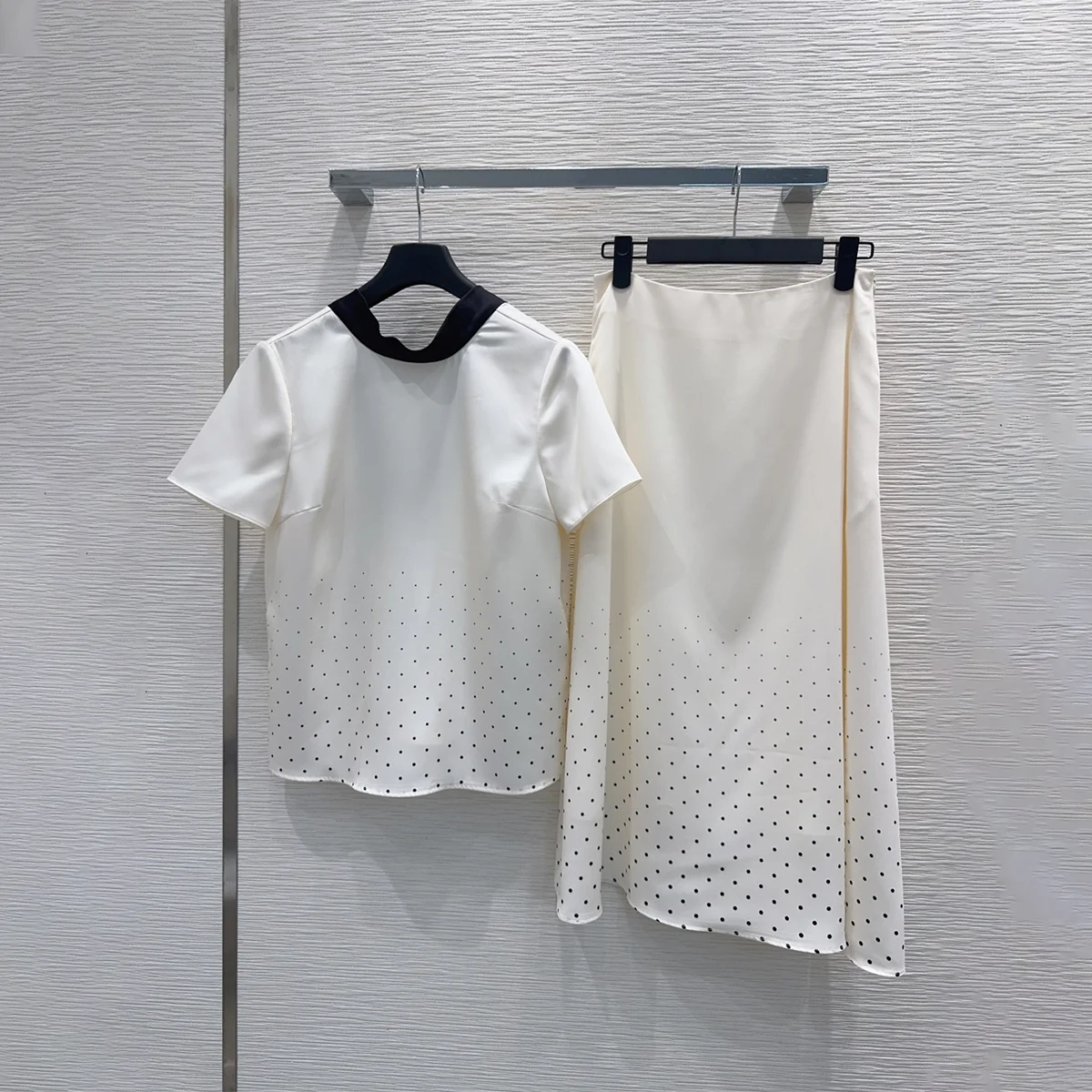 2026 high-quality women's black ribbon polka dot V-neck short sleeved top A-line skirt temperament set--2682408