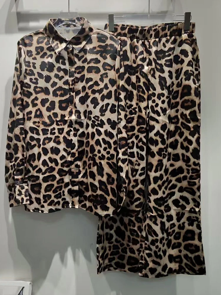 

Весенне-осенние новые женские брюки, рубашка с длинными рукавами и лацканами, широкие брюки с эластичной резинкой на талии, модный костюм-двойка с леопардовым принтом.