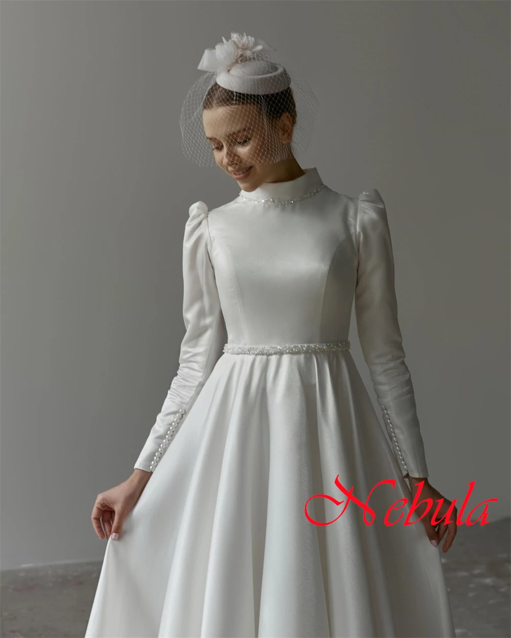 Op maat gemaakte prachtige witte satijnen trouwjurk Klassieke ronde hals Lange mouwen Kapelsleep Bruidsjurken met lovertjes en parels