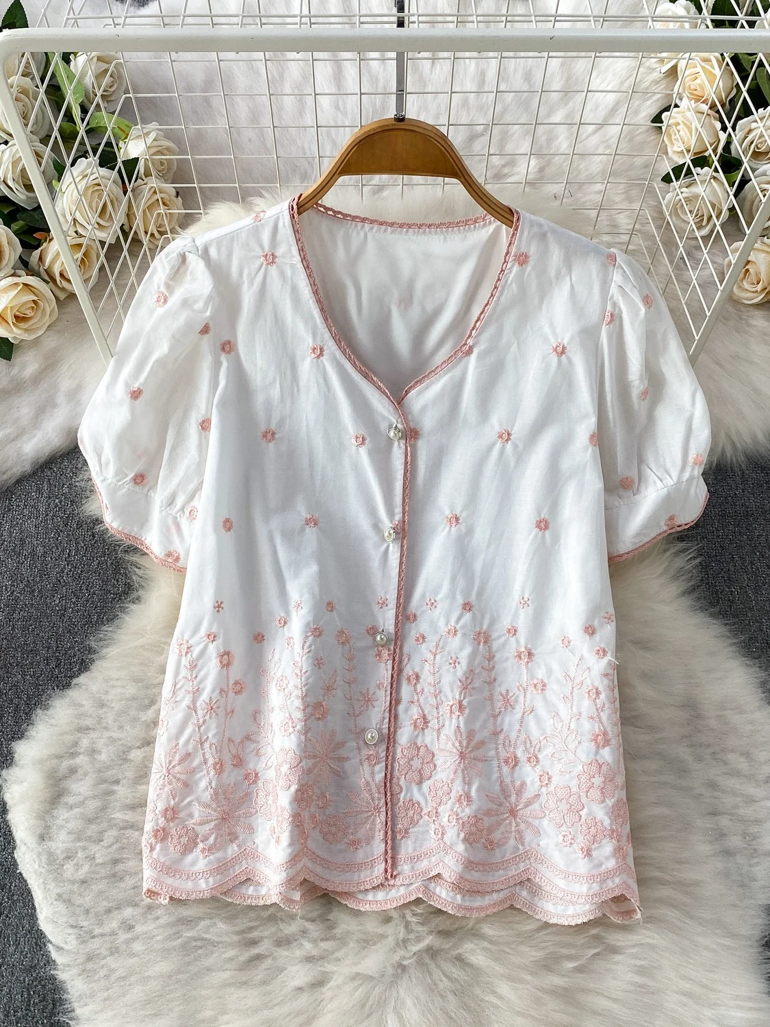 

Sweet Elegant Lace Trim V-Neck Bubble Sleeve Shirt Women Summer Celebrity Heavy Embroidery Pearl Button Top Korean Style Loos...