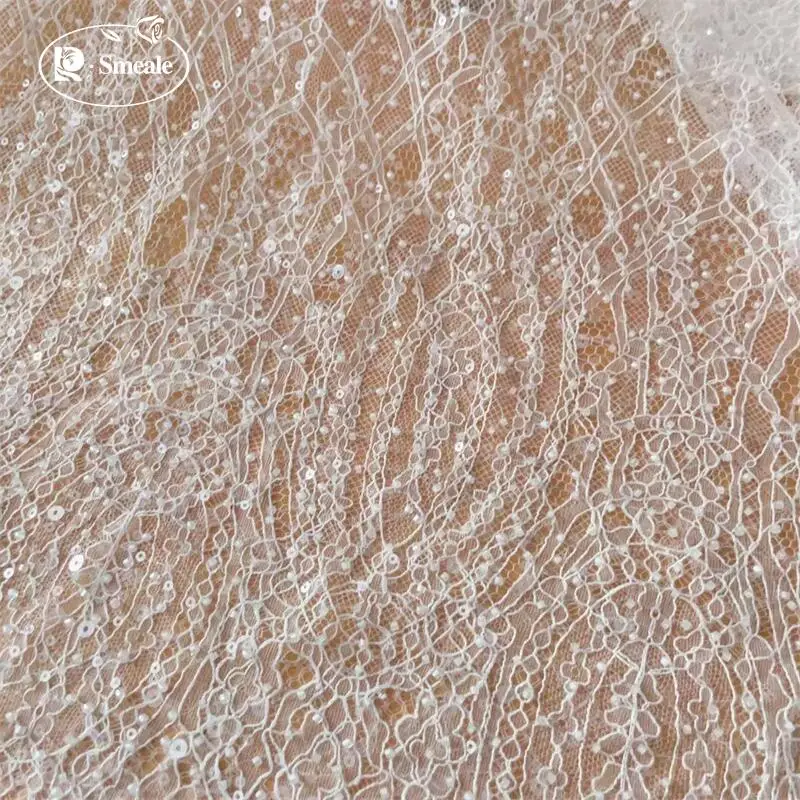 3 Yards. Weiße Perlen, Glitzernde Pailletten, Spitzenstoff. Luxuriöses Abendkleid aus französischer Spitze. Hochwertige Maßanfertigung für Braut- und Hochzeitskleider. – Detail 6