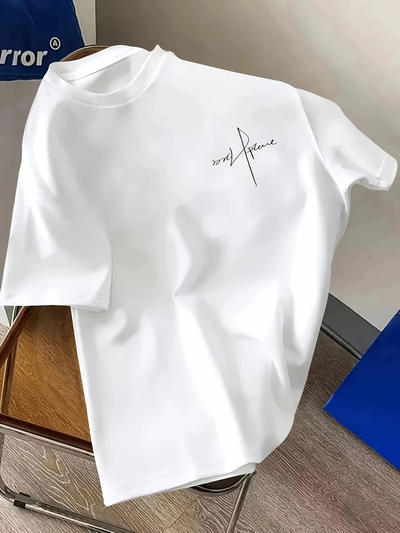 Unisex-T-Shirt mit minimalistischem handgeschriebenem Signatur-Print, kleiner Brustdruck, Rundhalsausschnitt, kurze Ärmel, schlichtes, lässiges Basic-Oberteil für den Alltag. – Detail 2