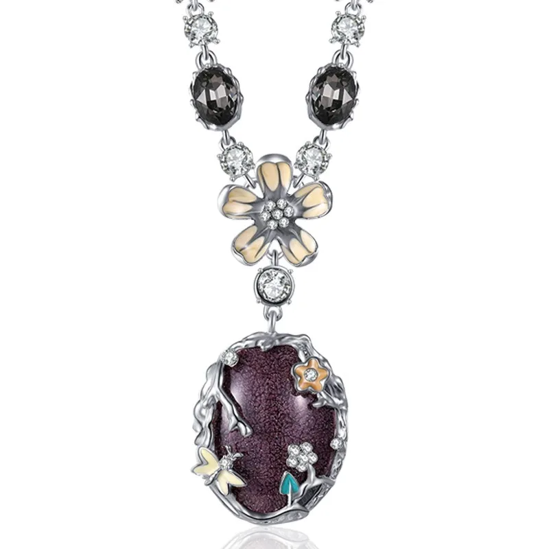 여성용 세련된 짧은 스웨터 체인과 긴 장식 목걸이입니다.