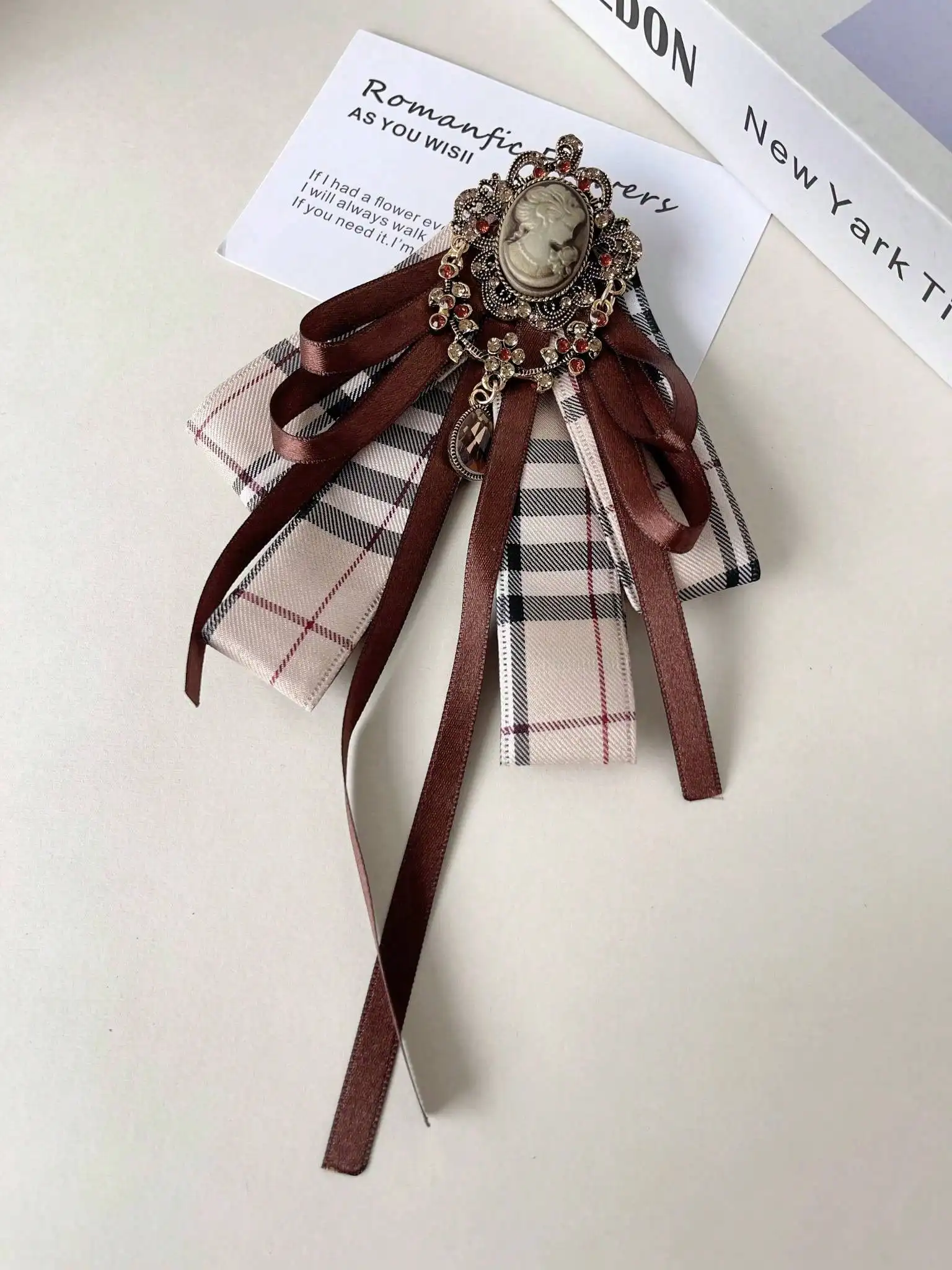 1 Stück elegante Damen-Vintage-Schleife mit Karomuster und glänzenden Pailletten, geeignet für Partys, Bühnenauftritte, Moderationen, Zusammenkünfte, aus Karo-Polyesterfaser (Polyester) – Detail 1