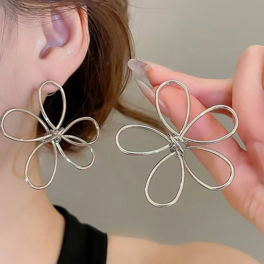 Exaggeration Hollow Big Flower Drop Earrings for Women Simple Golden Metal Line Weave Flowers Earrings Personality Retro Jewelry