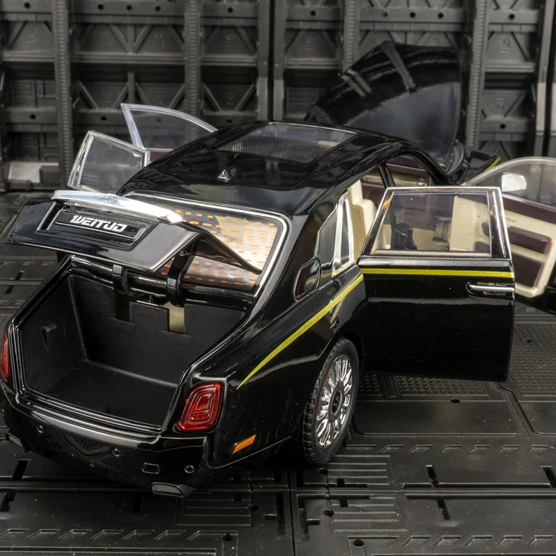 1:20 Large Rolls-Royce Phantom Alloy Car Model has simulated sound and lighting functions doors on both sides that can be opened