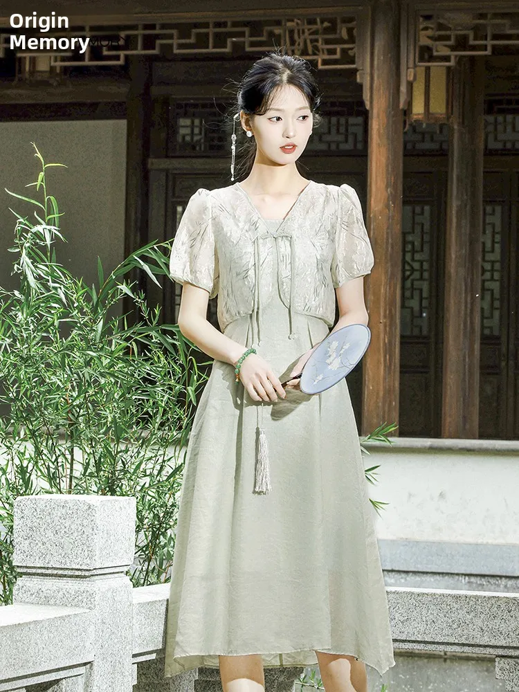 

Новый китайский комплект 2024 года: элегантный и стильный женский костюм из двух предметов — платье на бретелях и топ.