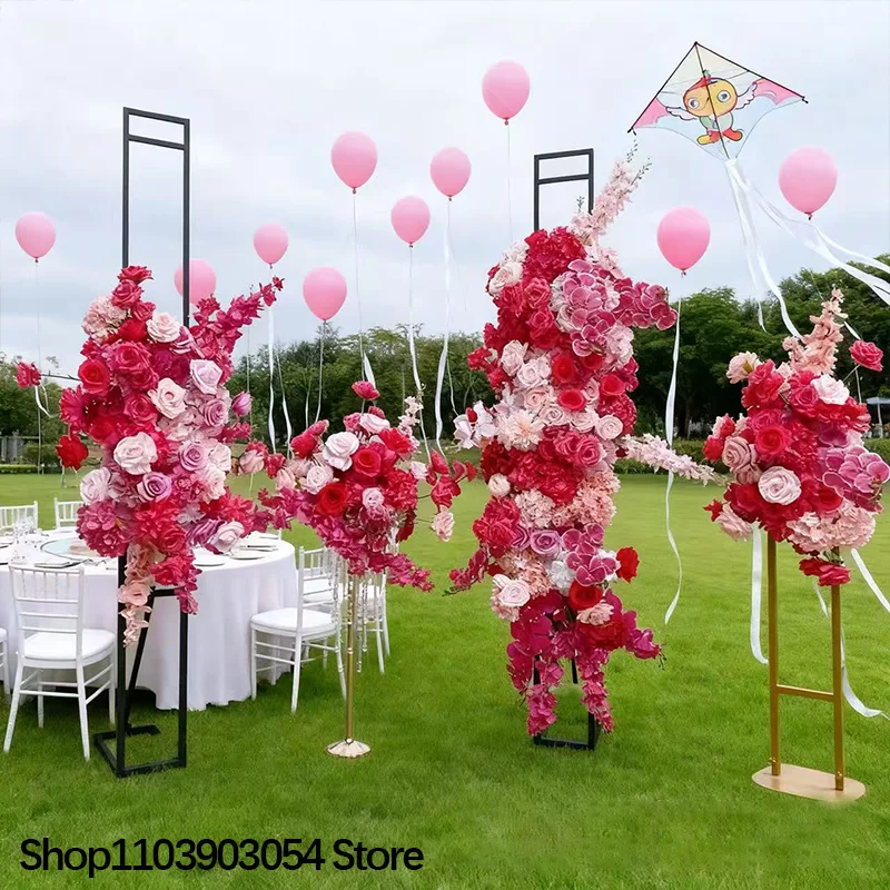 Hochzeits-Hintergrundbogen aus KT-Board mit hängenden Blumendekorationen, pinkfarbenen Rosen und Rittersporn-Arrangements, Blumen für Veranstaltungen. – Detail 1