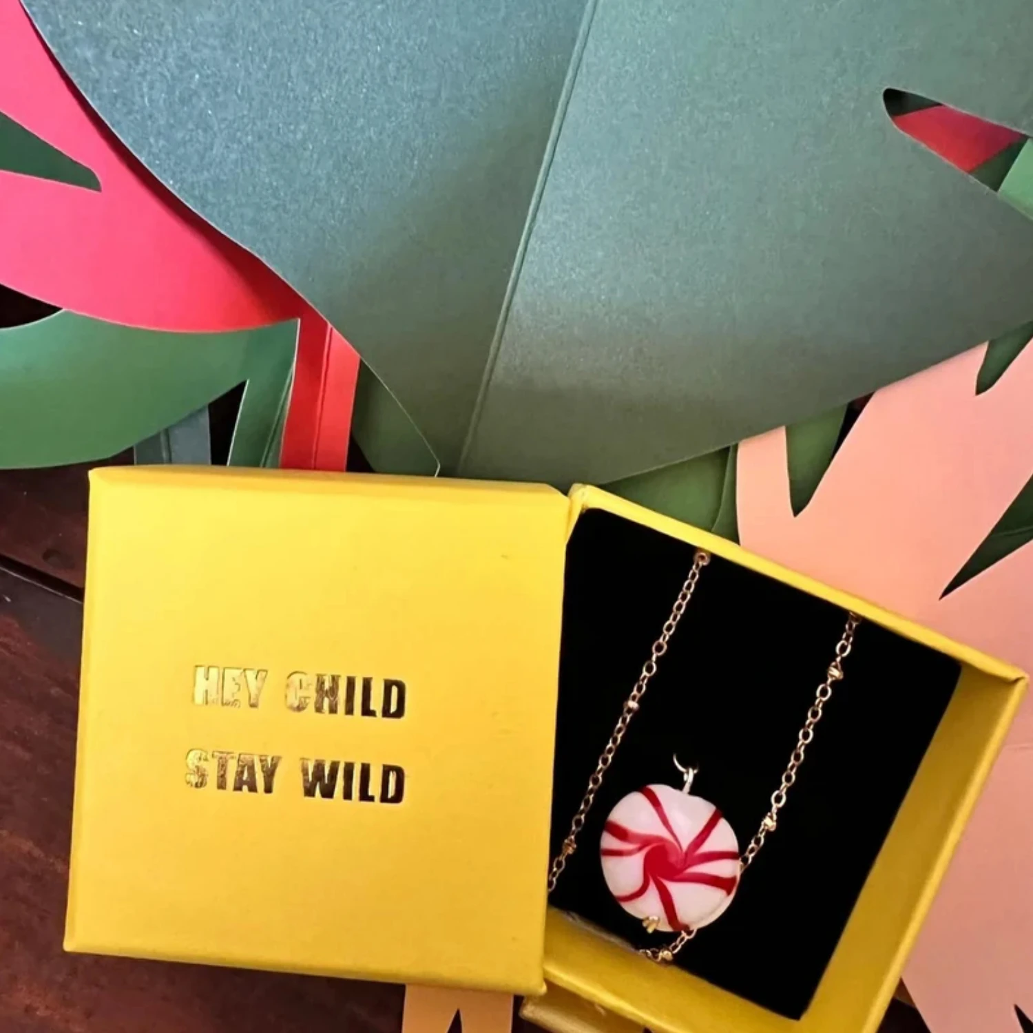 

Персонализированная фиолетовая шкатулка для драгоценностей из 20 шт. с мешочком из микрофибры: набор упаковки с логотипом