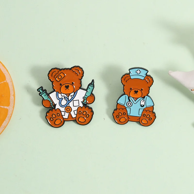 Очаровательная-брошь-в-виде-медведя-в-медицинском-стиле-мультяшный-значок-доктора-и-медсестры-универсальный-модный-аксессуар-для-сумок