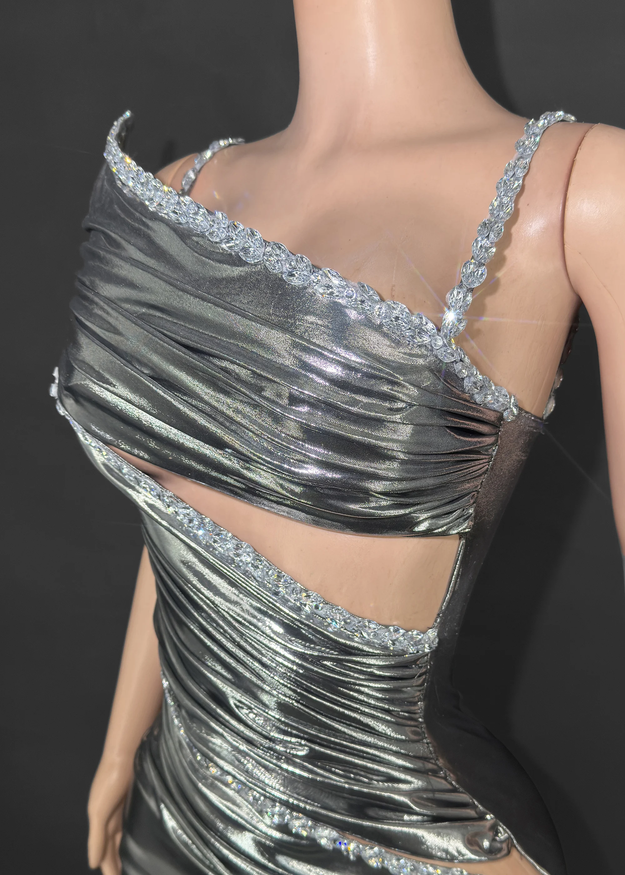 ZD High-End Silver Metallic Ruched Evening Gown – Sexy One-Shoulder Bodycon Dress with Side Cut-Out and Sparkling Crystals, Lon