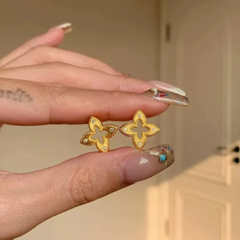 Retro Brushed Hollow Four Leaf Clover Stud Earring for Women Fashion Jewelry High Luxury Vintage Accessories Earring