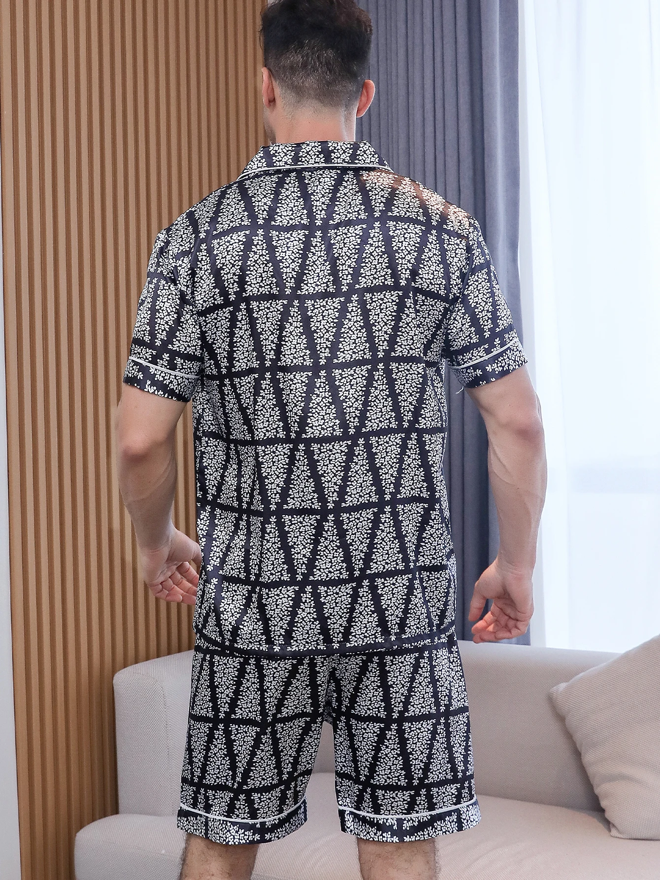 Conjunto de pijama de dos piezas para hombre pantalones cortos de manga corta de verano ropa de dormir con patrón triangular impreso para el hogar