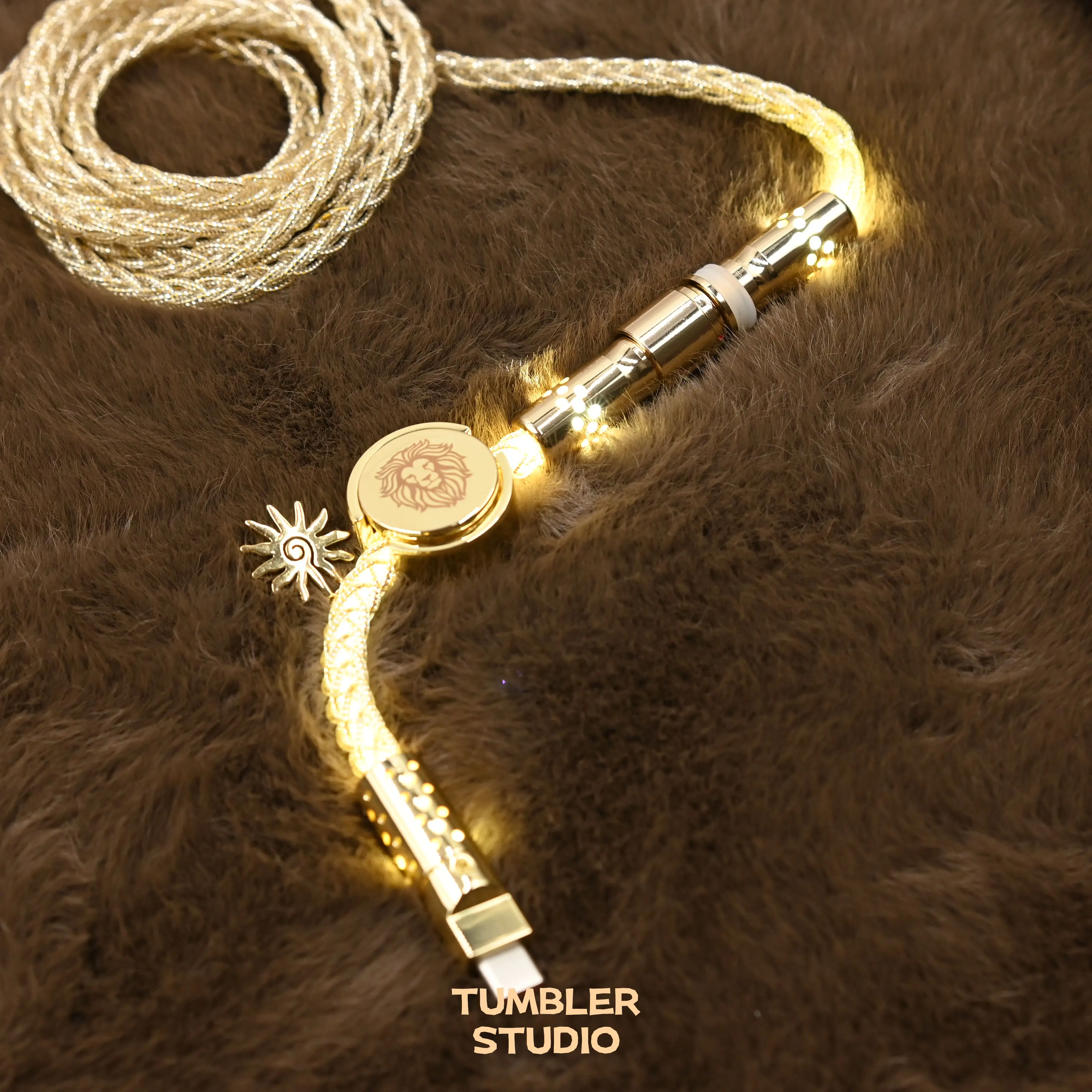 Tumbler Studio RGB 8K Aviator Cable Lion King Nameplate Single Crystal Copper Magnetic Mechanical Keyboard Cable USB Spring Wire