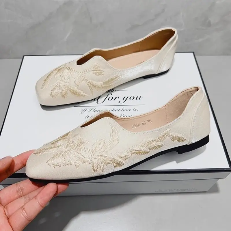 

2026 New Womens Chinese Style Square Toe Flat Soft Sole Embroidered Retro Cheongsam Loafers
