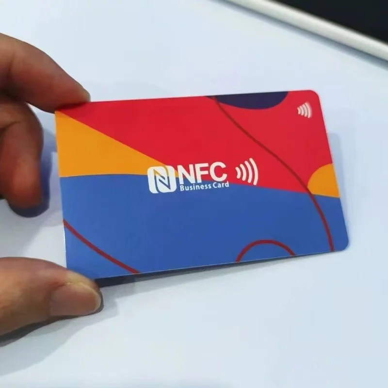 NFC 카드 NTAG 216은 직접 프로그래밍할 수 있으며, 내용 제한 없이 맞춤형 구글 리뷰에 적합합니다.