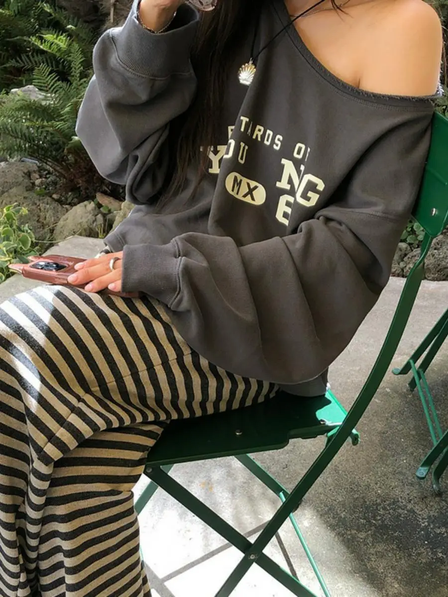 

East Gate Old Lettering Long Sleeve Sweatshirt Women's Shoulder Bared Casual Lazy Style Loose Fit Top Quality Fashionable Str...