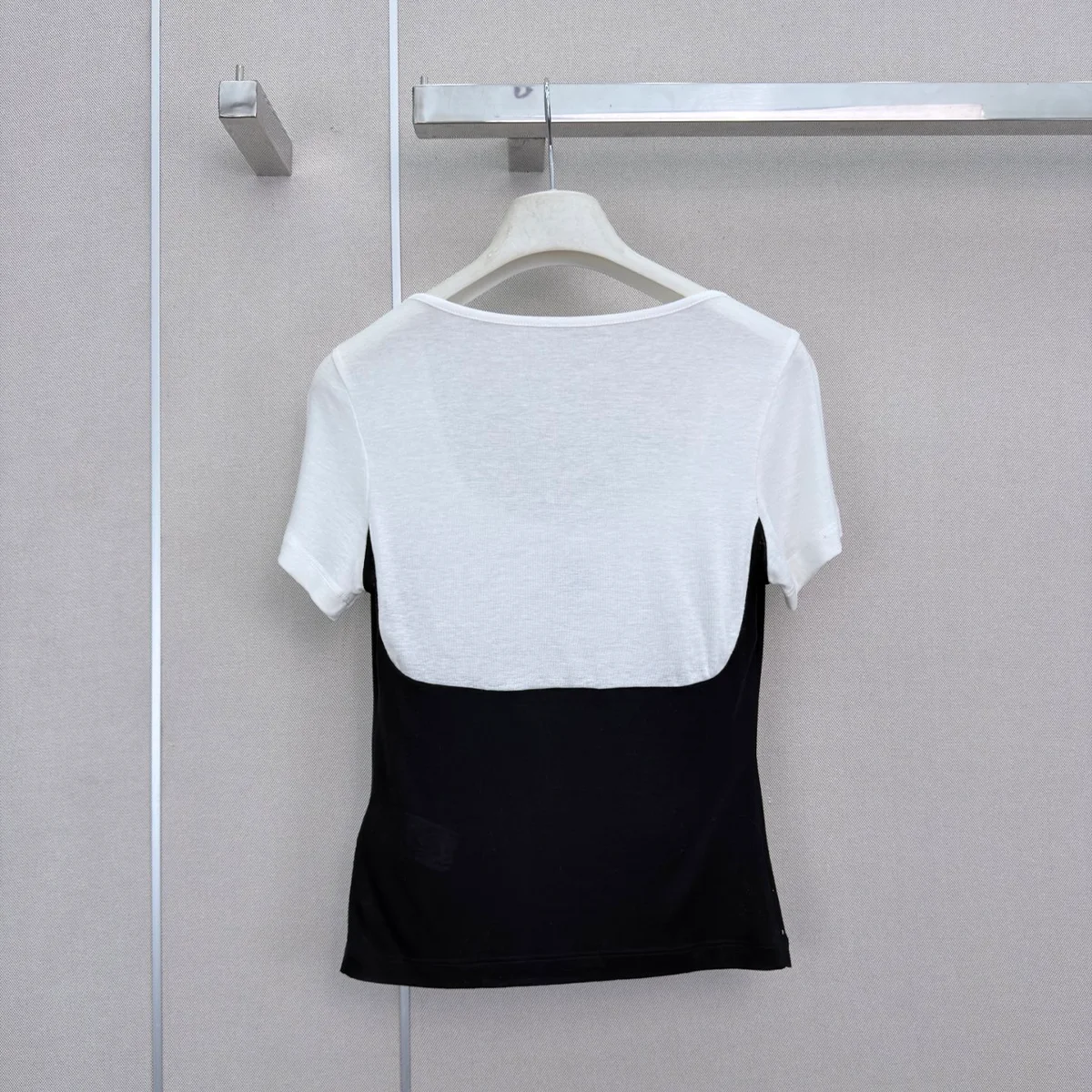 2026 high-quality women's black and white contrasting large U-neck short sleeved T-shirt fake two pieces--hb801