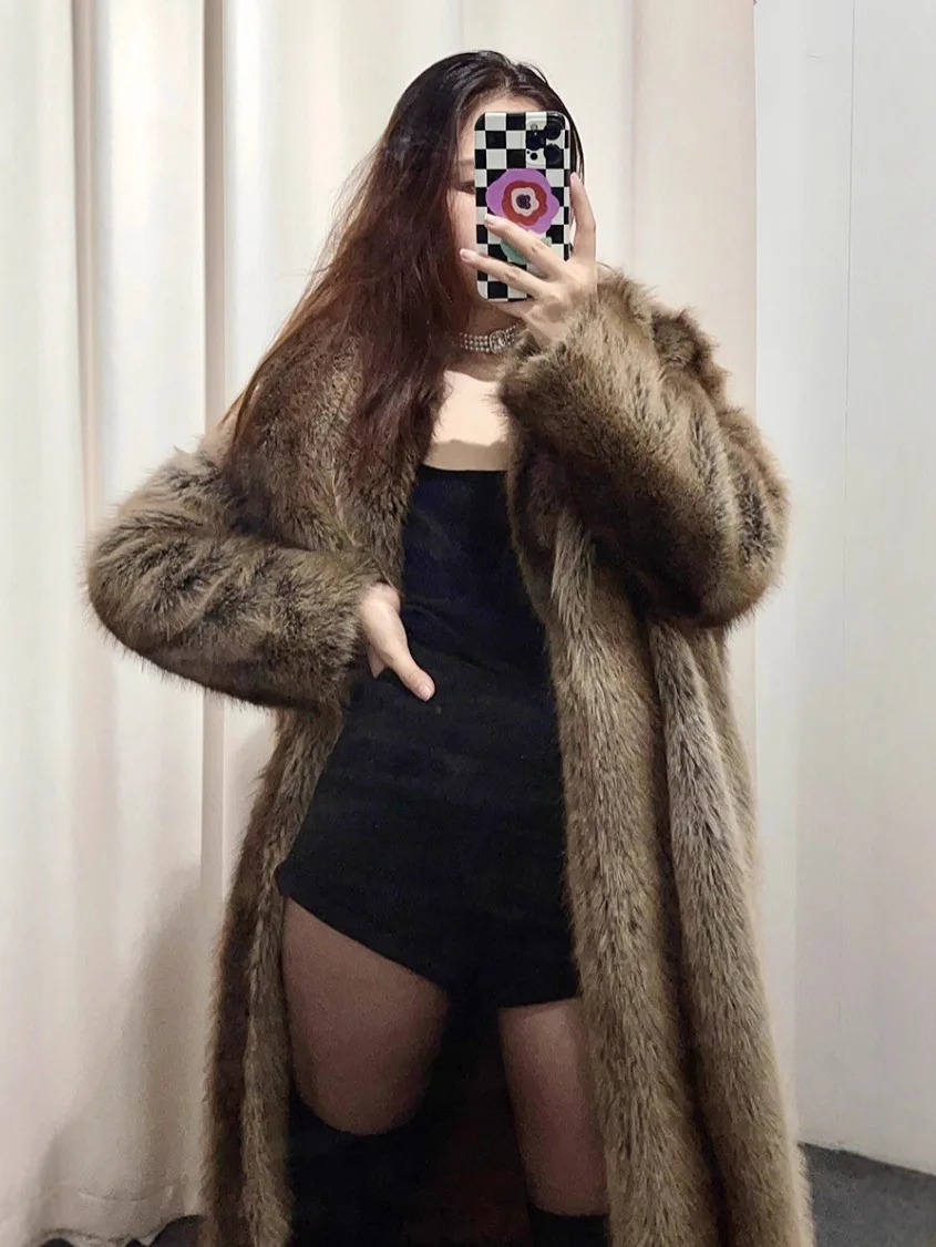 

New European-style faux fur coat with long sleeves, featuring a corset collar and fashionable fox fur trim. Stylish and fashiona