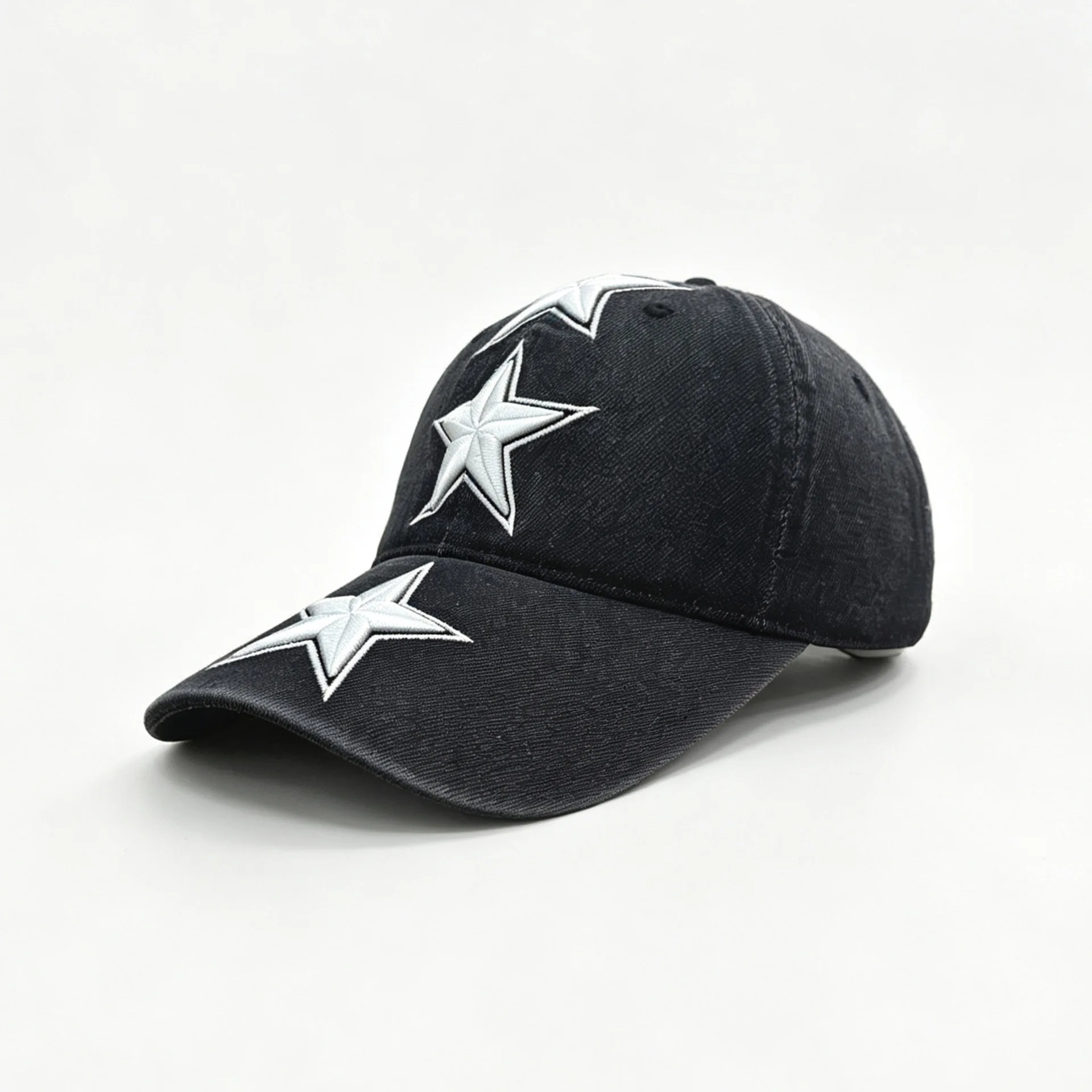 A three-star five-pointed star embroidered baseball cap in a vintage style, suitable for cycling and commuting. Washed fabric.