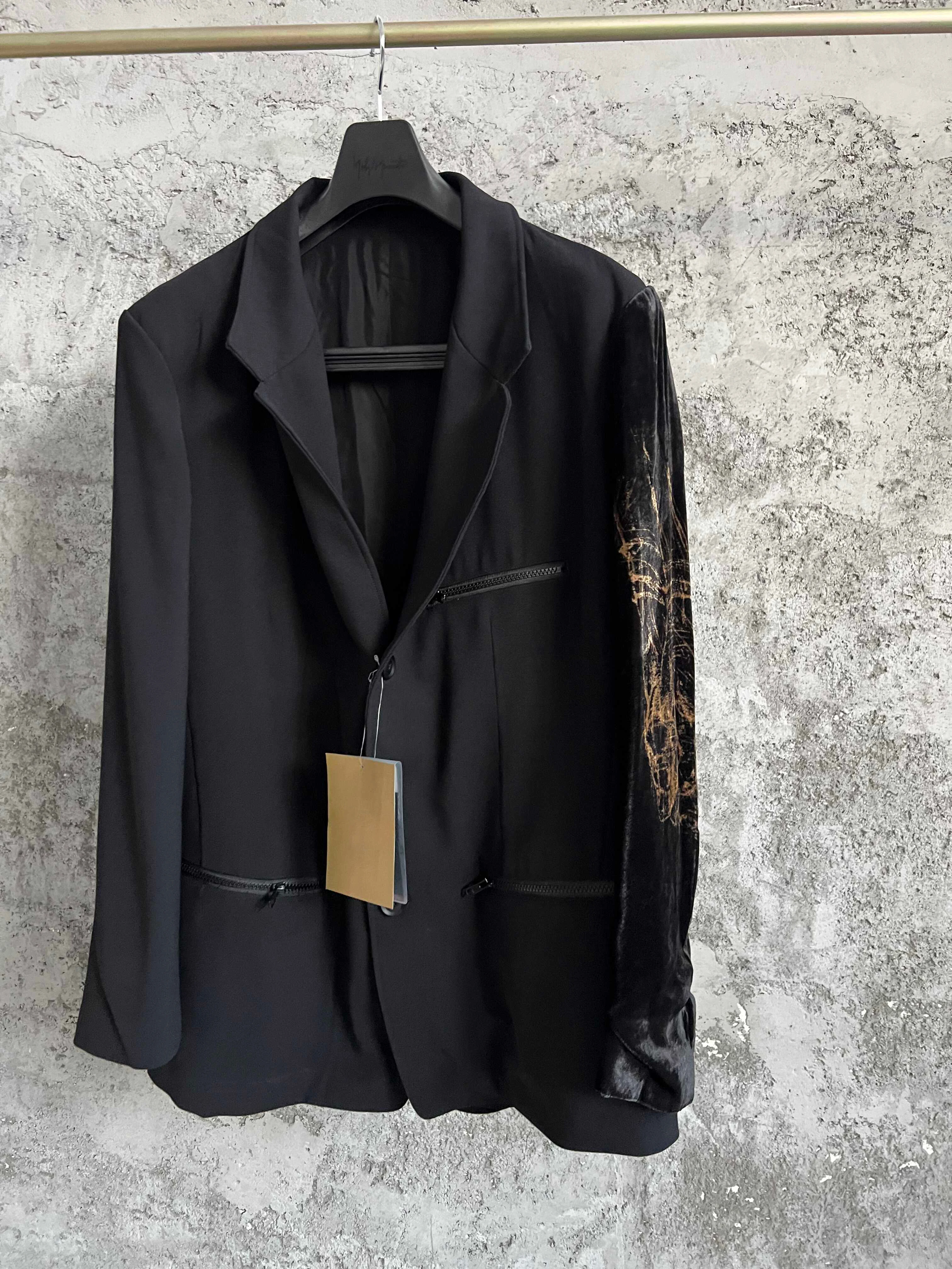 

TOP-YAMAMOTO velvet hand-held printed suits at the Paris show