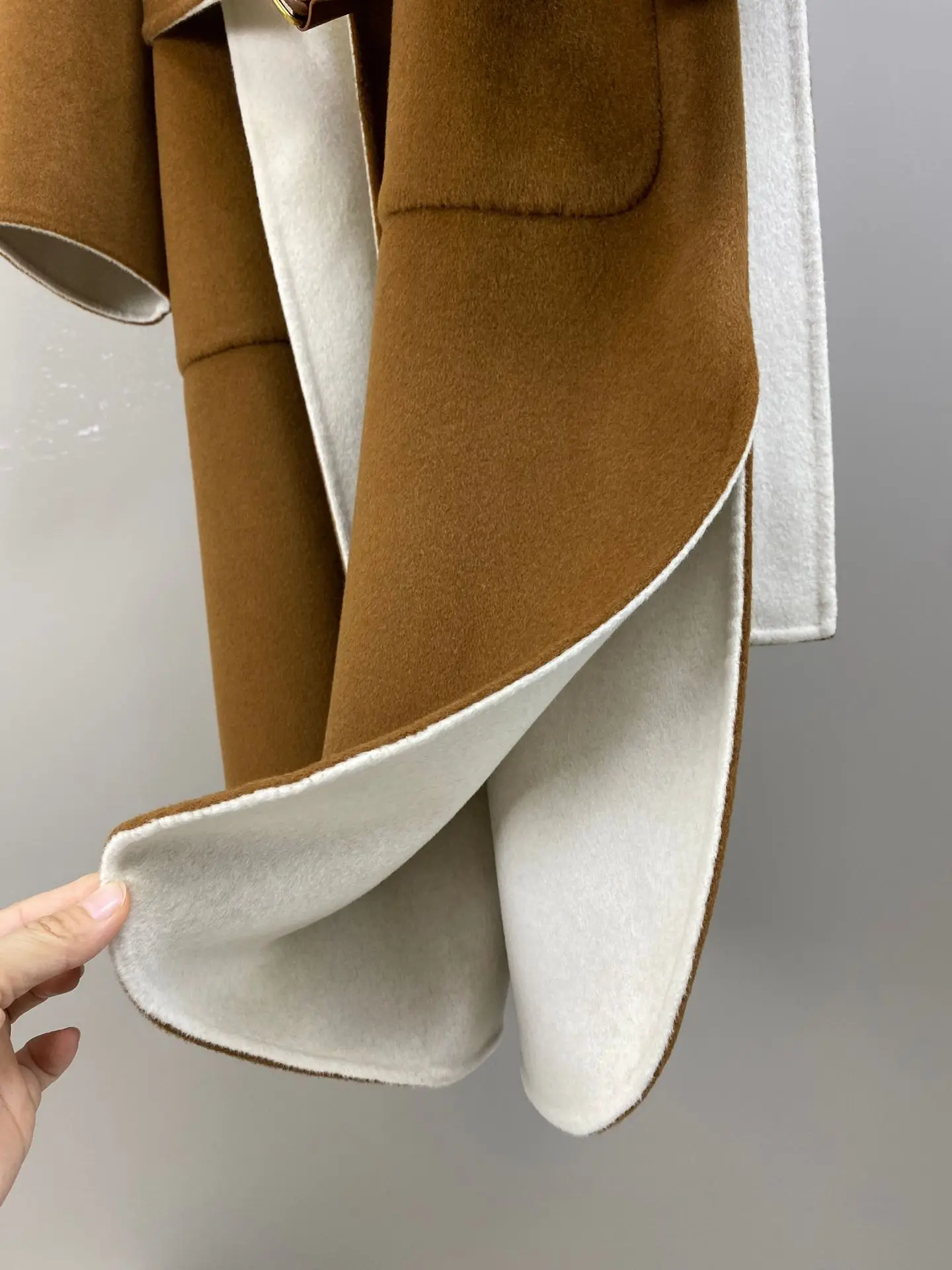 Płaszcz z czystego kaszmiru w stylu retro z blokami kolorów, z paskiem i podwójnymi kieszeniami, modny i elegancki, kolekcja Jesień/Zima 2025.