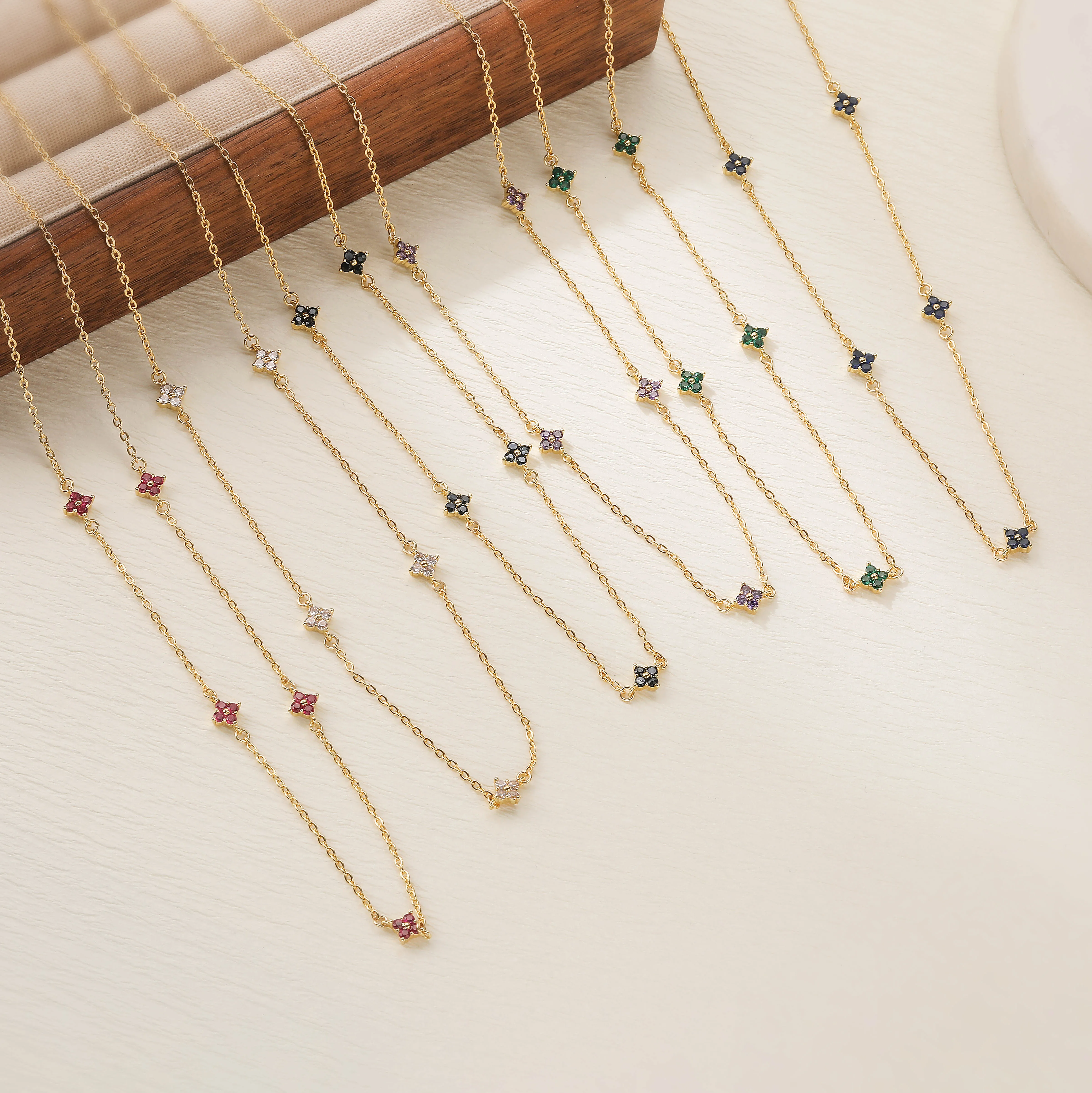 

HECHENG,Brass Metal Four-Leaf Clover Collarbone Chain Women's Delicate Minimalist Jewelry Necklace 1 Piece