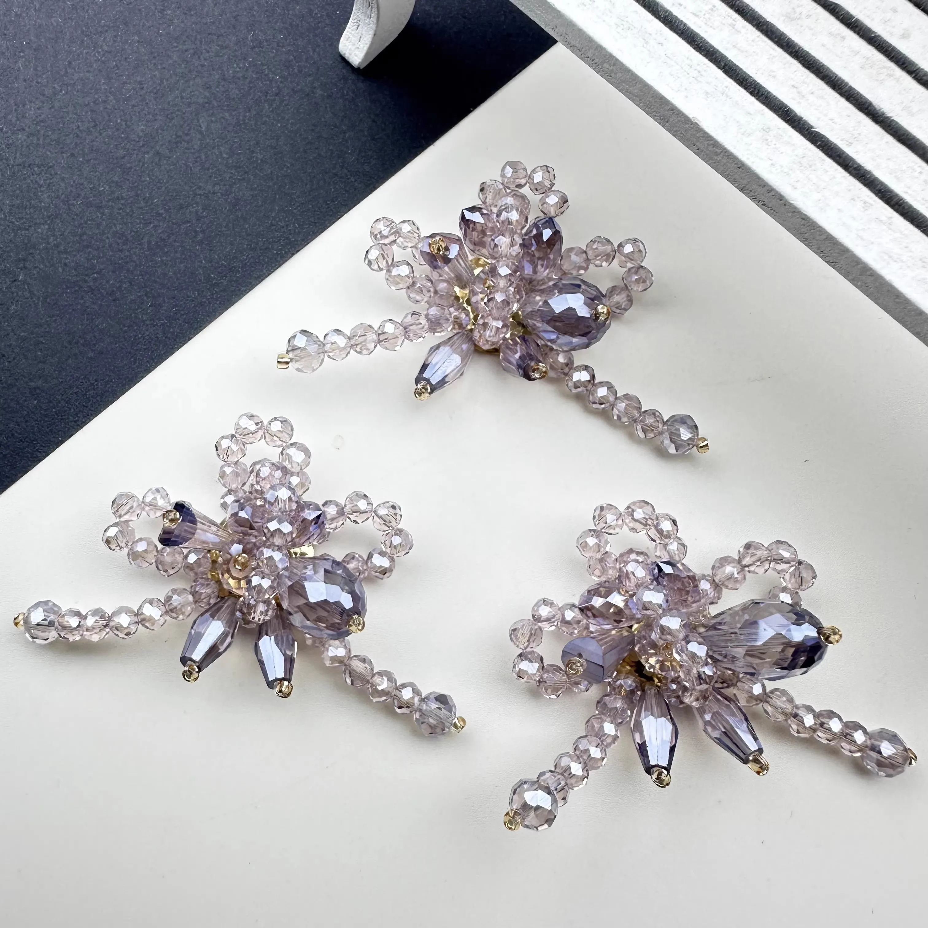 

10 шт. нашивок ручной работы с кристаллами в виде цветов для одежды, головных уборов, обуви, сумок, аксессуаров.