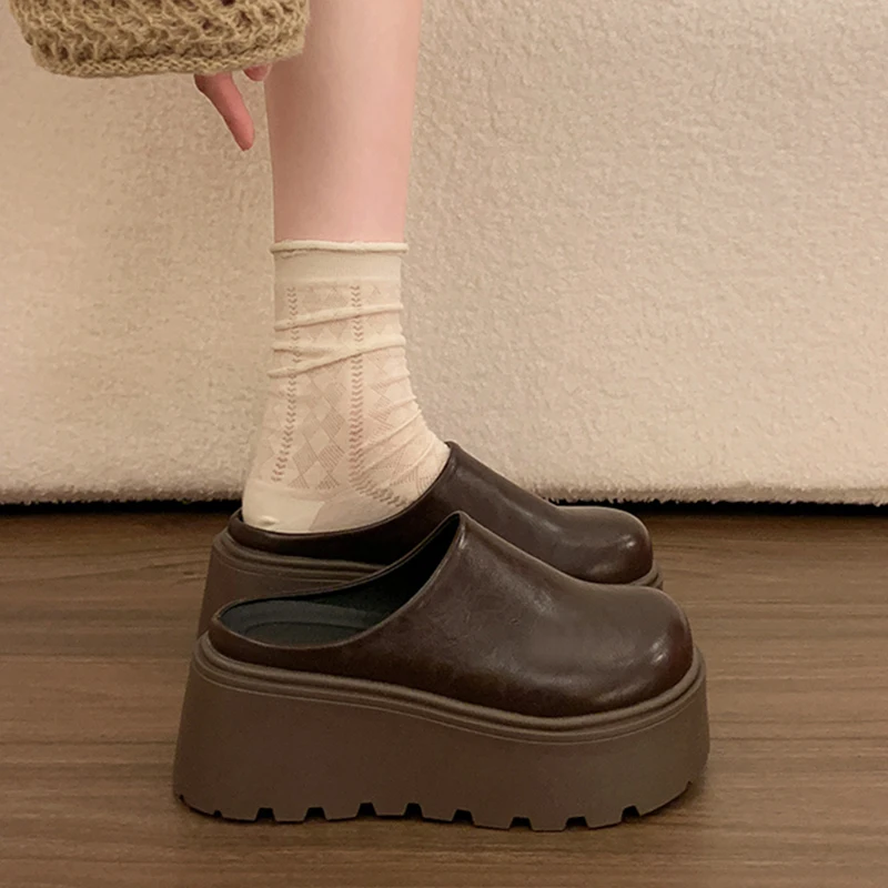 أحذية البغال ذات نعل مسطح شباشب نسائية صنادل ربيعية غير رسمية 2026 فستان موضة جديدة شباشب مريحة