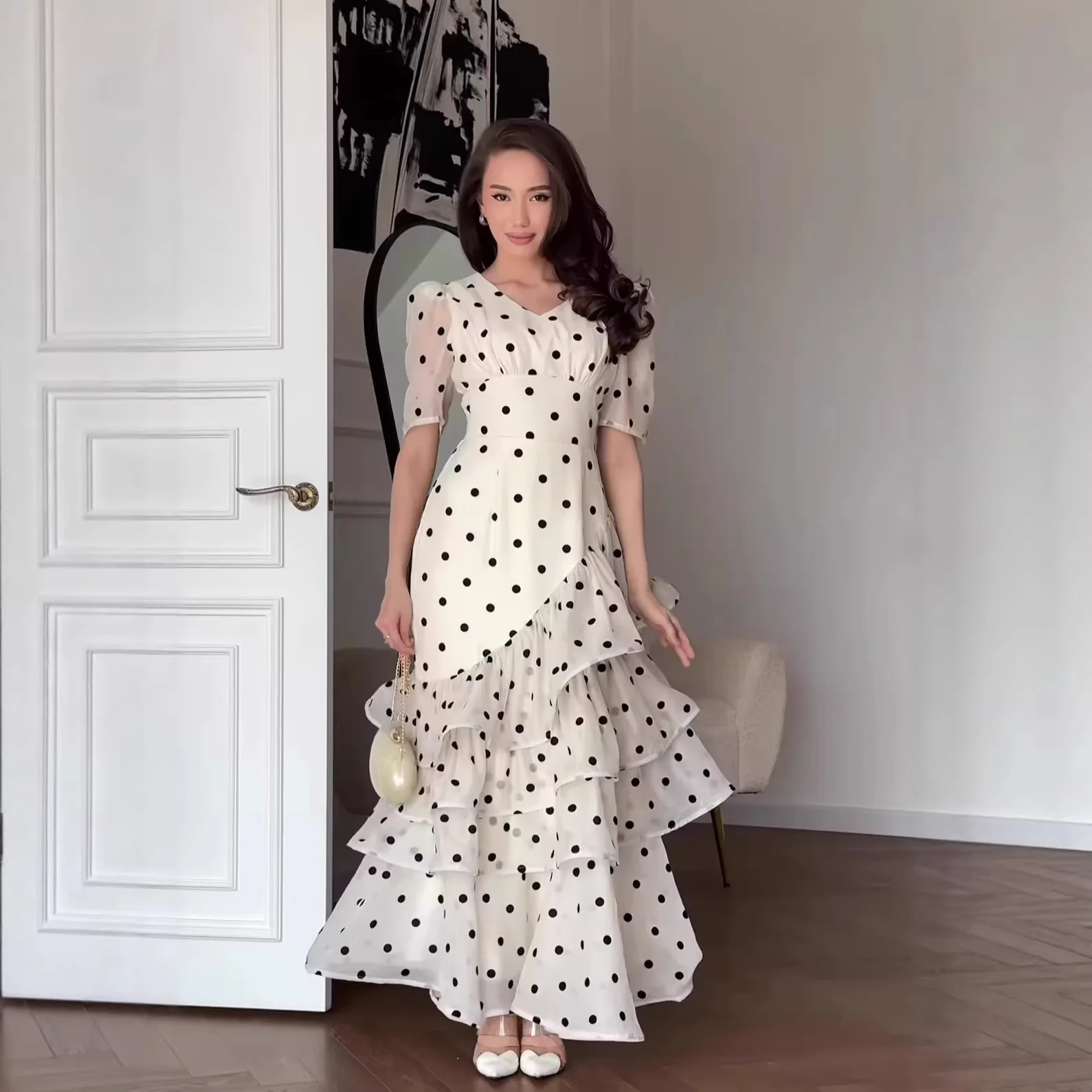 Damen Maxikleid mit Polka Dots, V-Ausschnitt, Puffärmeln, Rüschen und Stufenrock – Schmal geschnitten, fließend, weich und bequem für den Alltag und den Arbeitsweg
