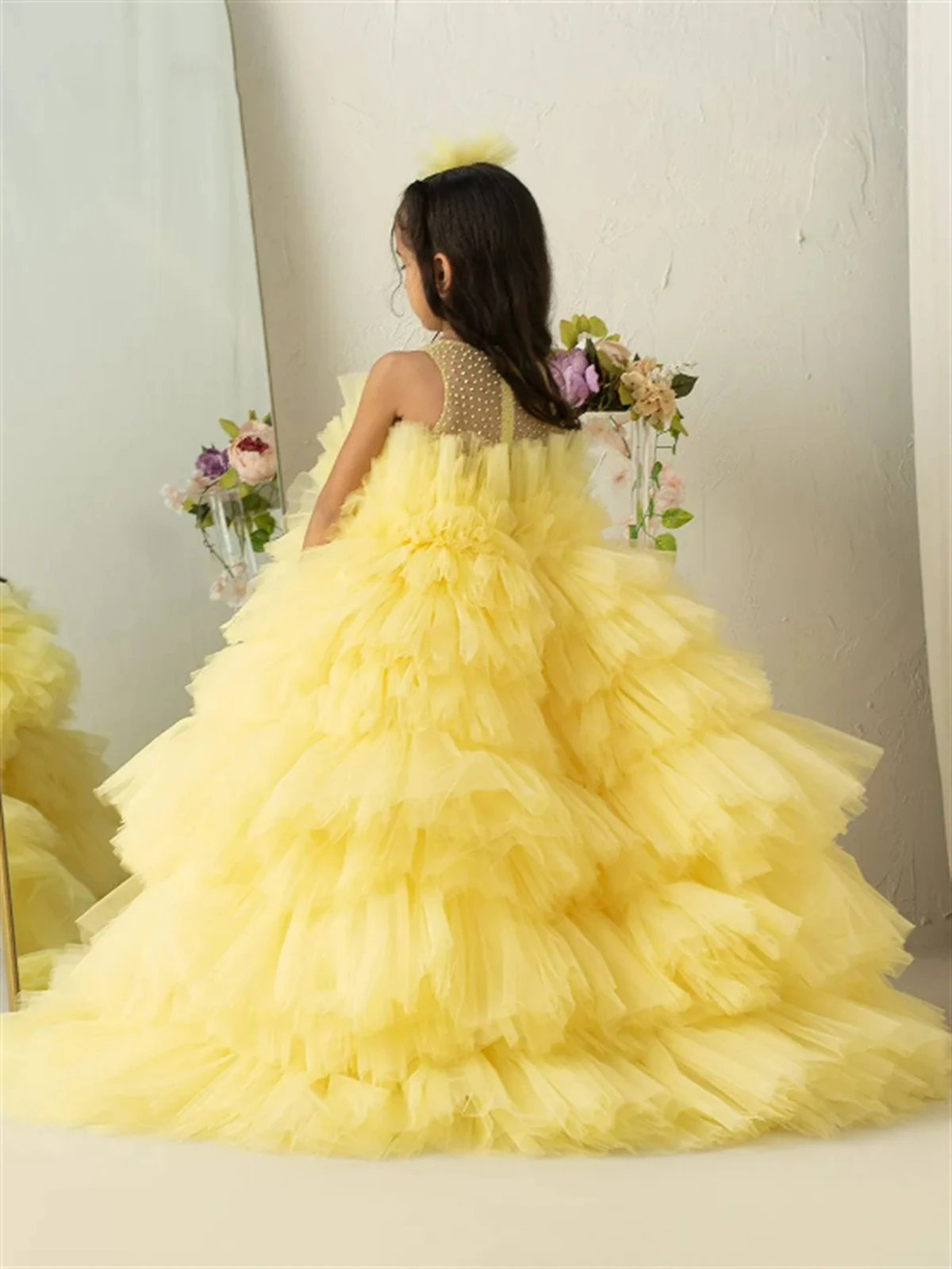 Vestido de niña de las flores de tul en capas amarillas, vestido alto-bajo sin mangas, vestido de fiesta de cumpleaños de primera comunión