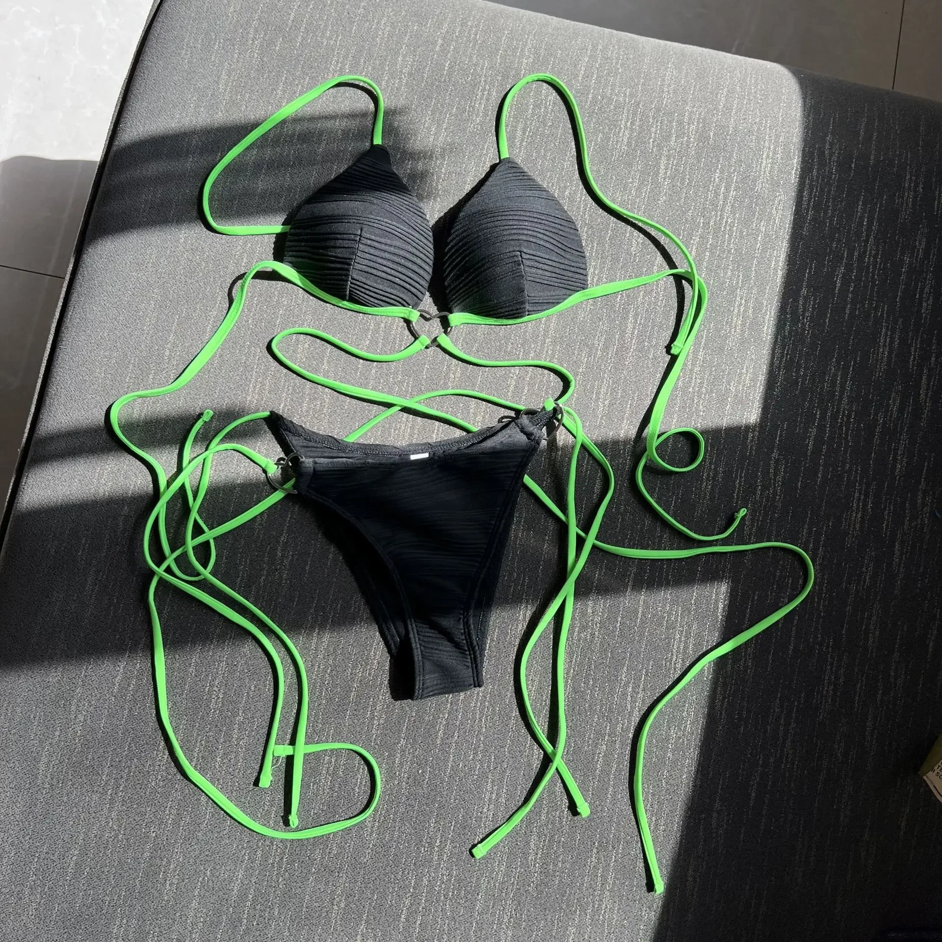 セクシーな愛の巾着ストラップハードカップビキニ水着