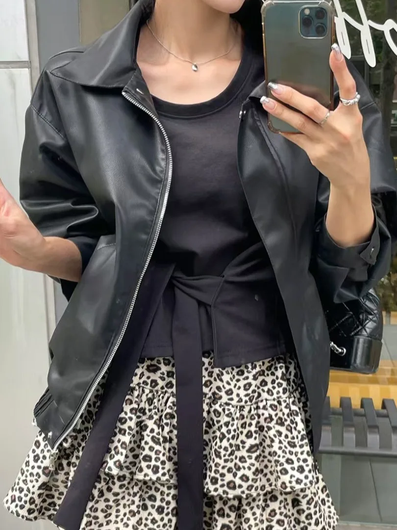 เสื้อแจ็คเก็ตหนังสไตล์เรโทรฮ่องกงสุดชิคสำหรับผู้หญิง ฤดูใบไม้ร่วง ฤดูหนาว แฟชั่นใหม่ สไตล์ลำลอง ช่วยให้ดูผอมเพรียว ใช้งานได้หลากหลาย เสื้อแจ็คเก็ตสุดฮิต