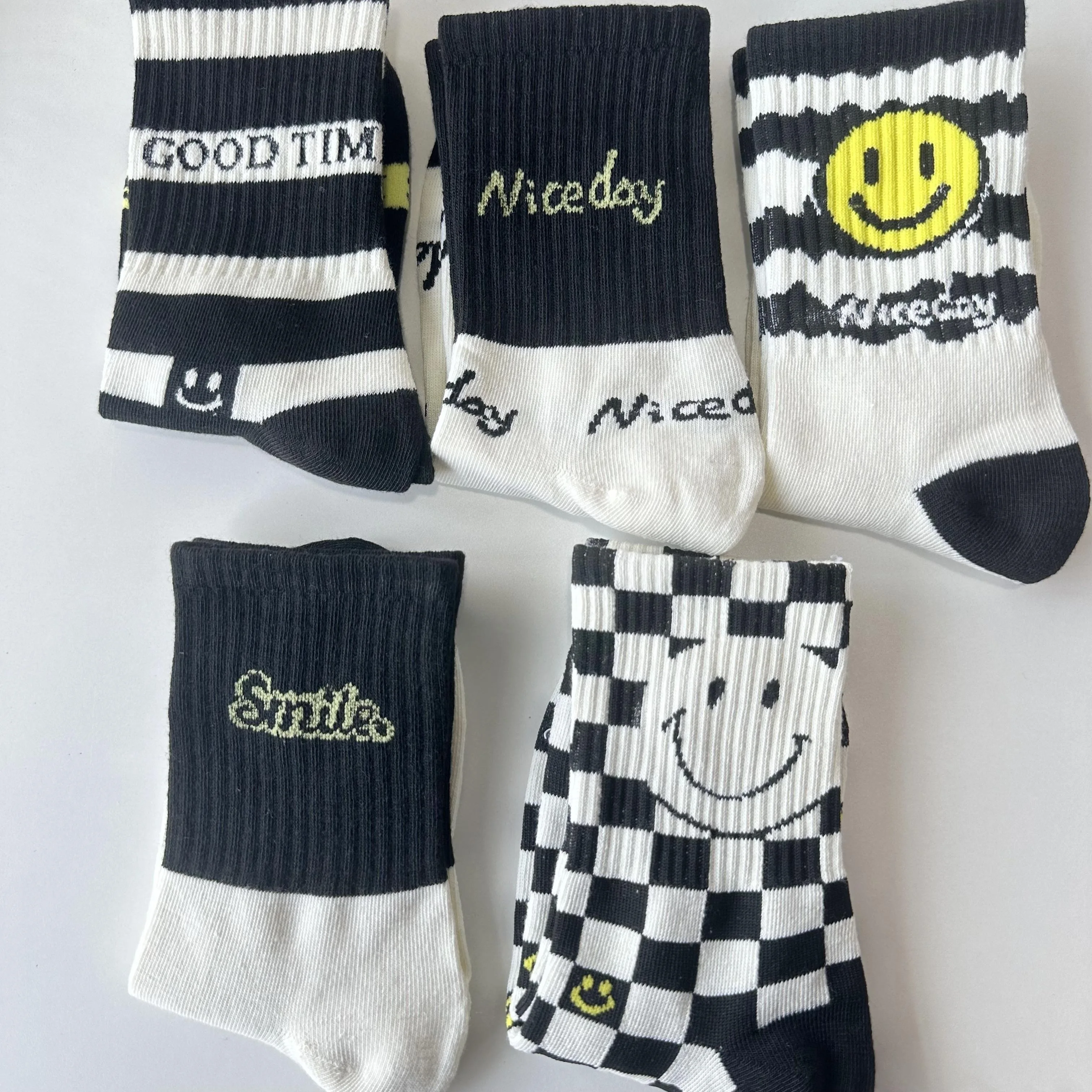 5 pairs of black and white smiling socks for men and women  medium length socks  high waisted couple sports socks