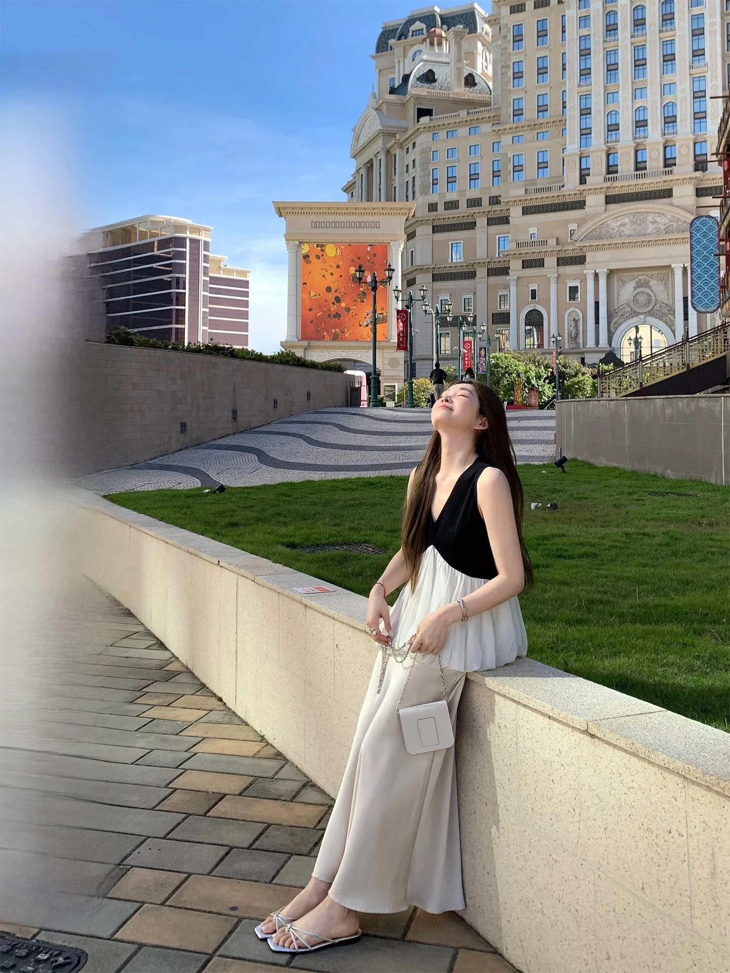 

Женский топ Par Ready Svel Vest с V-образным вырезом, прямым кроем, черно-белым цветовым блоком и кружевной отделкой, для повседневной носки