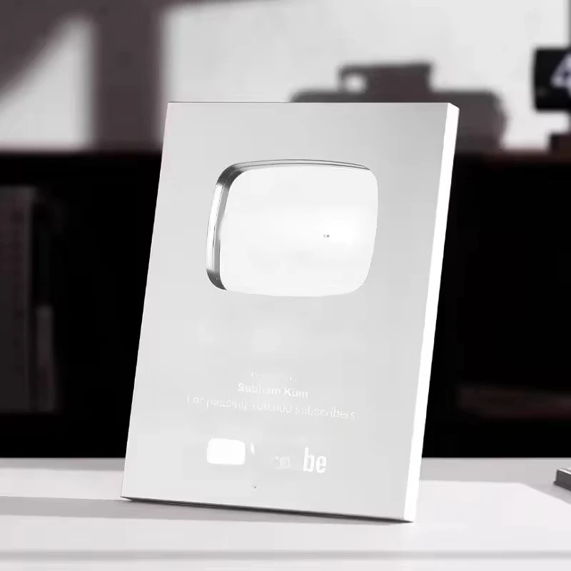 Trofeos, medallas y placas personalizadas, los regalos más geniales con botones de reproducción, placas plateadas y doradas para premios de YouTube