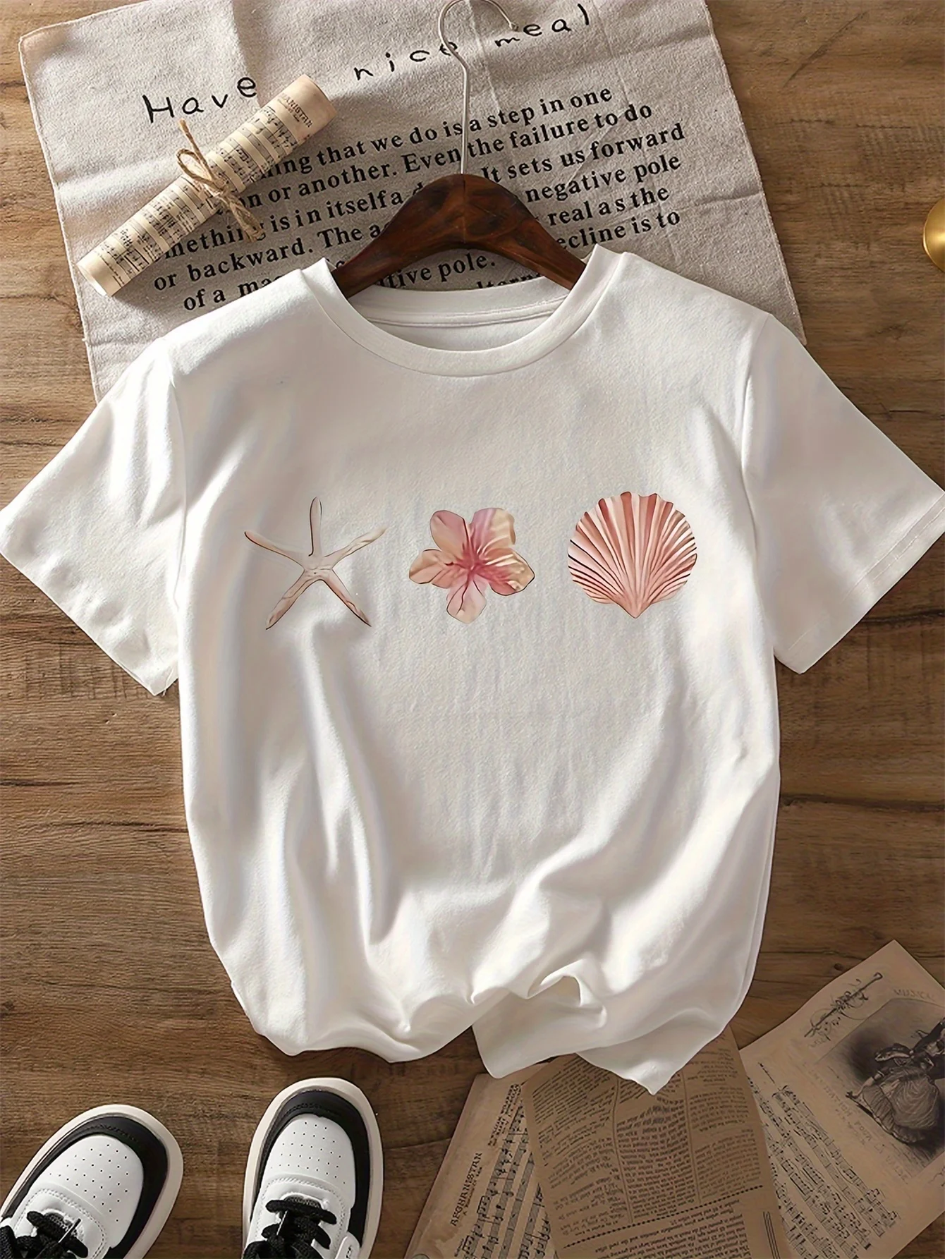 

Starfish shells and floral print short-sleeved T-shirt casual and simple style suitable for daily outdoor wear women clothing
