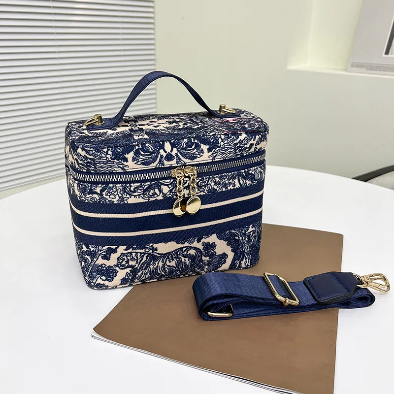 New Fashion Portable Embroidered Cosmetic Bag with Zipper Large Capacity Soft Portable Girls Storage Bag Travel Case
