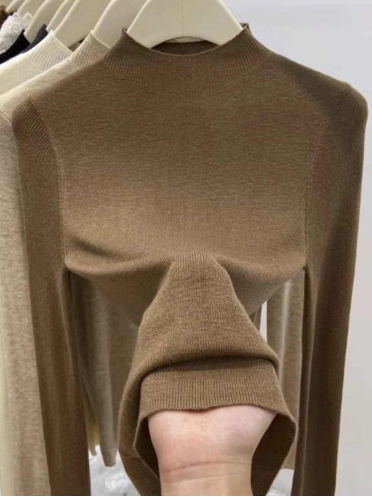 Weicher, langer Strickpullover mit hohem Kragen, schmal geschnitten, trendige Damenkleidung, europäischer Stil, für den Alltag.