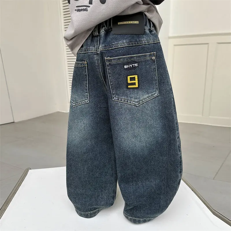 

Джинсы для мальчиков в стиле стритвир универсальны и подходят для любого случая. Повседневные прямые брюки для детей 1-9 лет.