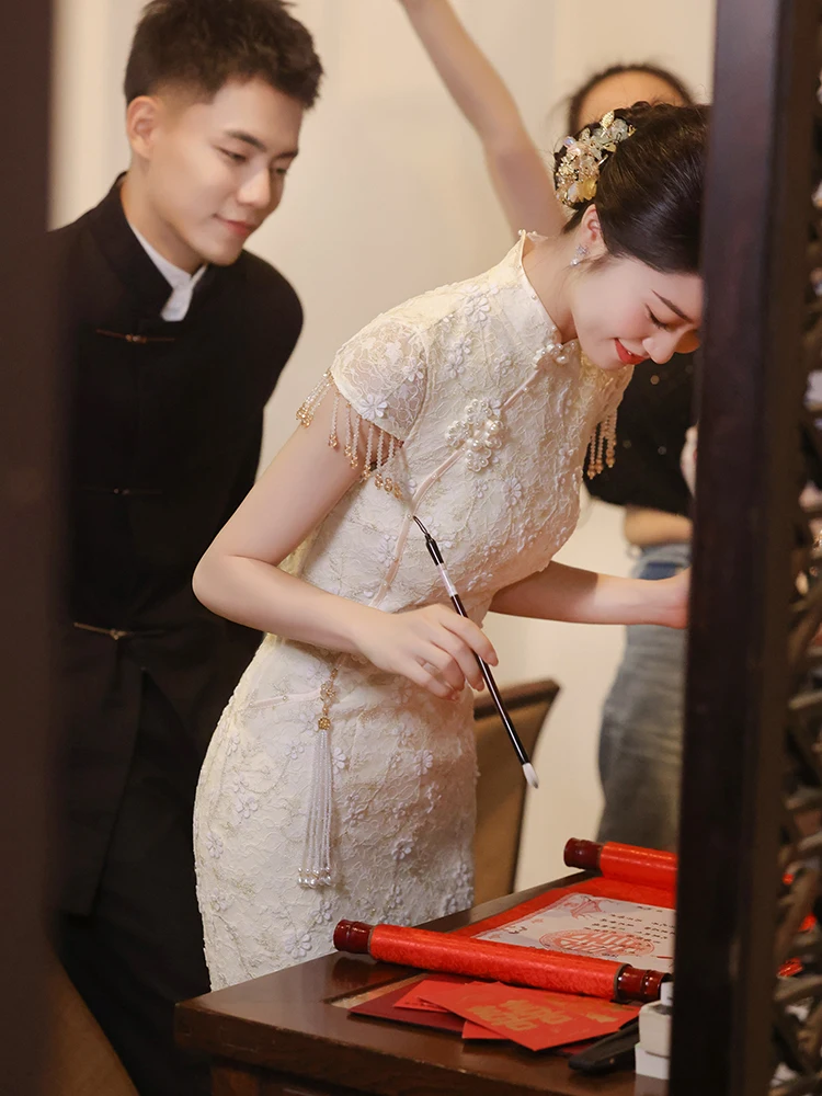 

Кружевное ципао цвета шампань с коротким рукавом и завышенной талией для помолвки, банкета, выступлений и повседневной носки