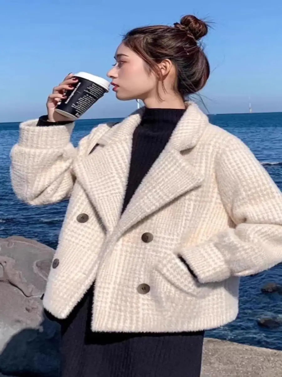 

Золотистое утепленное пальто из искусственного меха, осенне-зимняя новинка, корейская версия, приталенное, в стиле французского шика, маленький размер, милое пальто-накидка