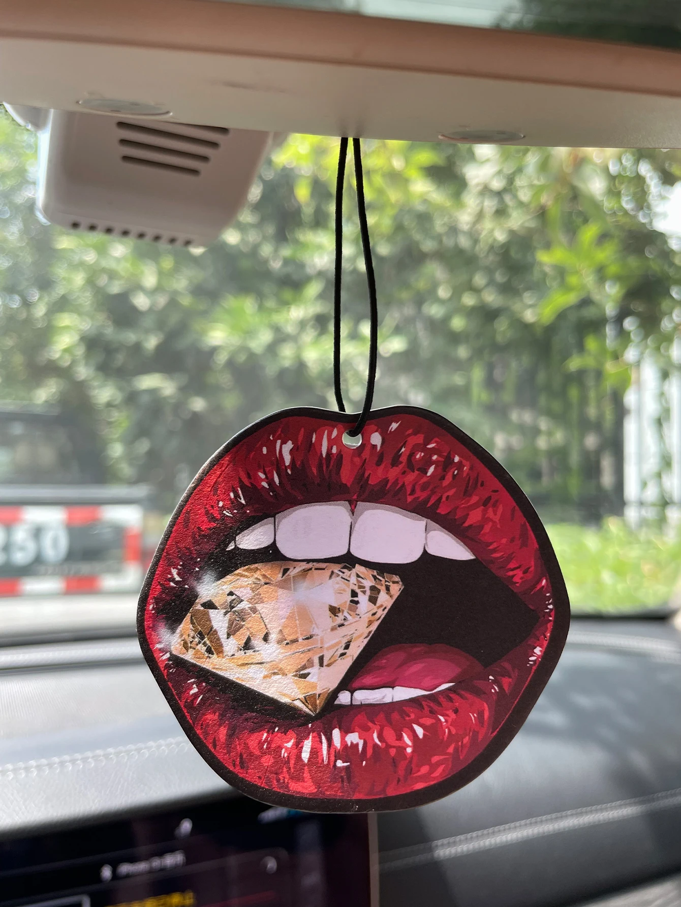 Lips/Sea Breeze Fresh Scent Five-Star Neutral Car Perfume and Non-Toxic Air Freshener |   Natural Essential Oils and Aromatherapy Scent Tablets (Noroili/Grapefruit/Cedar) |   Hanging Type and Dual-Purpose with Vent Clip |   Long-Lasting Fragrance for 60-90 Days |   Deodorize and Purify the Air |   Suitable for Use in Cars, Homes, Wardrobes, and Bathrooms. |   Same Fragrance as the One Sold in the Store